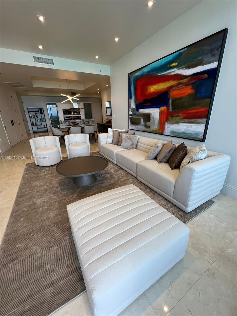 See details 4004 3 / 4 2174 sq. ft. $ 2025-08-04 0 Photo