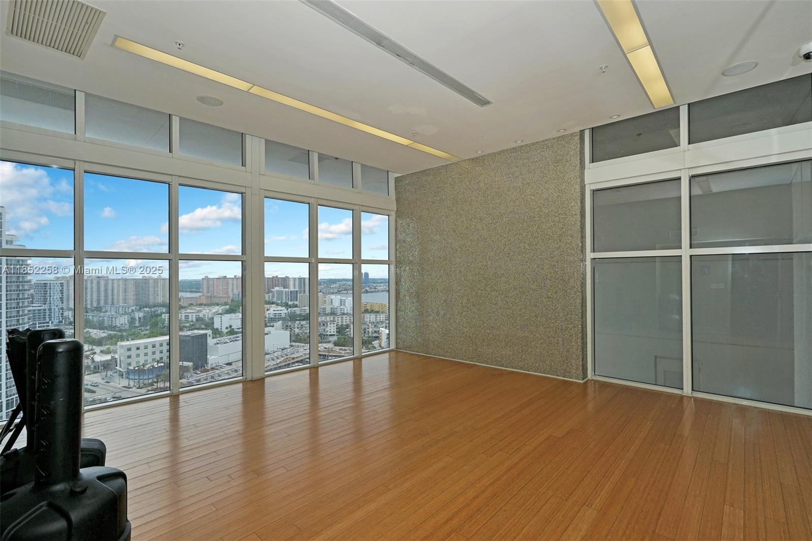 See details 5508 1 / 2 920 sq. ft. $ 2025-08-04 0 Photo