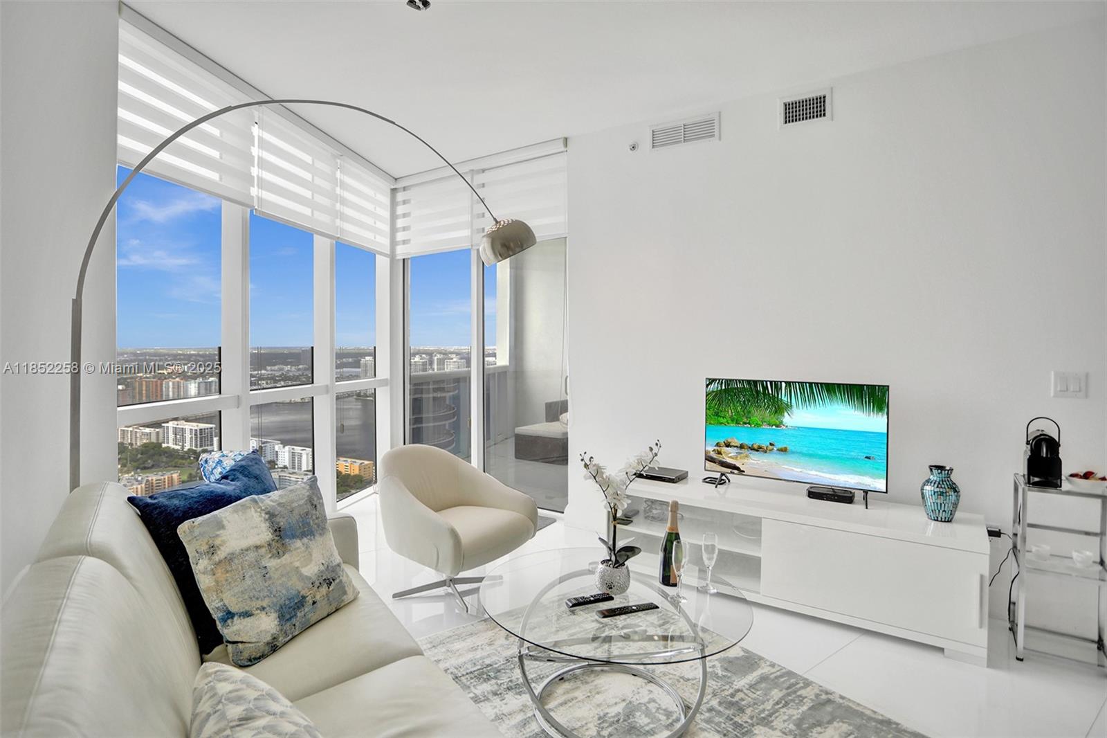 See details 5508 1 / 2 920 sq. ft. $ 2025-08-04 0 Photo