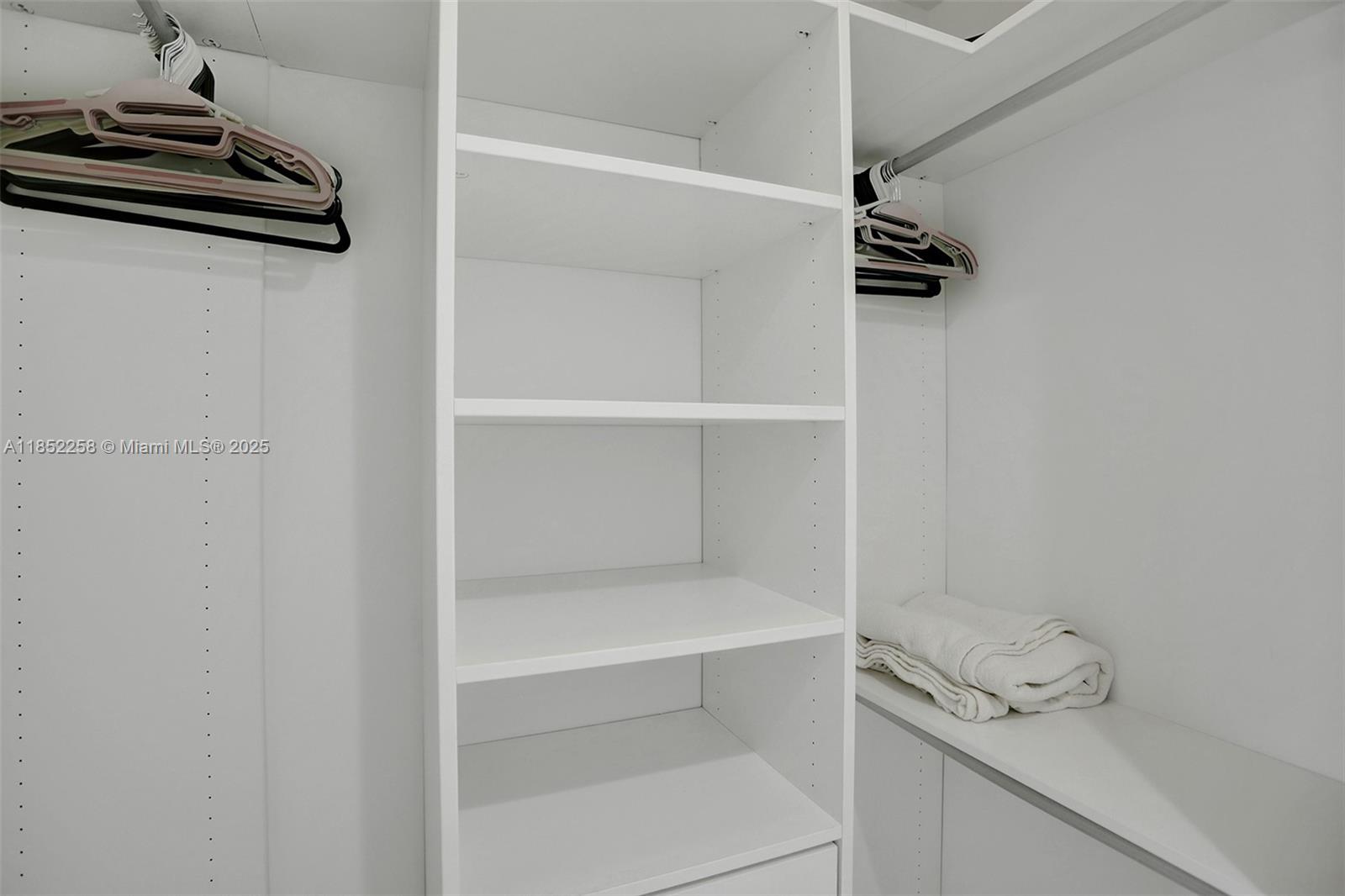 See details 5508 1 / 2 920 sq. ft. $ 2025-08-04 0 Photo