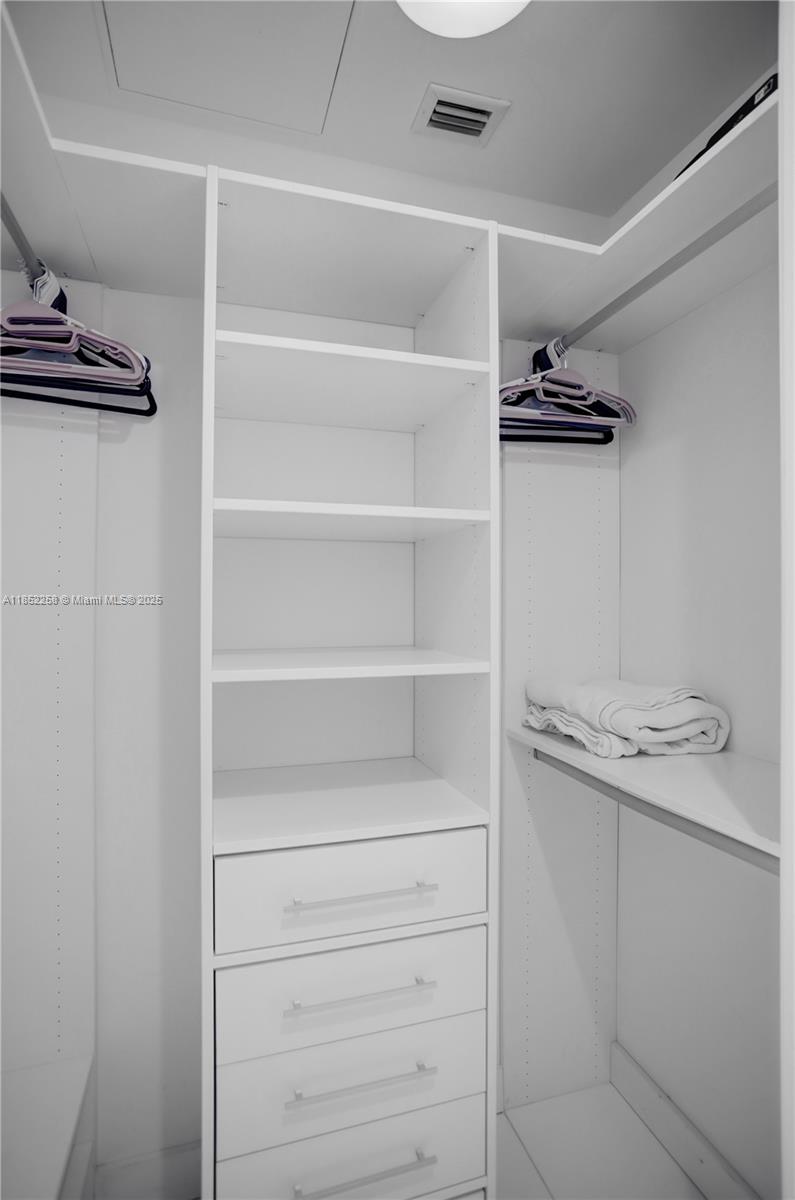 See details 5508 1 / 2 920 sq. ft. $ 2025-08-04 0 Photo