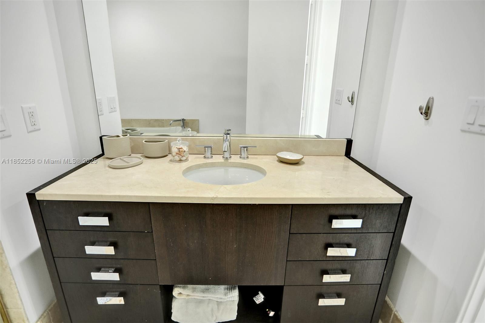 See details 5508 1 / 2 920 sq. ft. $ 2025-08-04 0 Photo