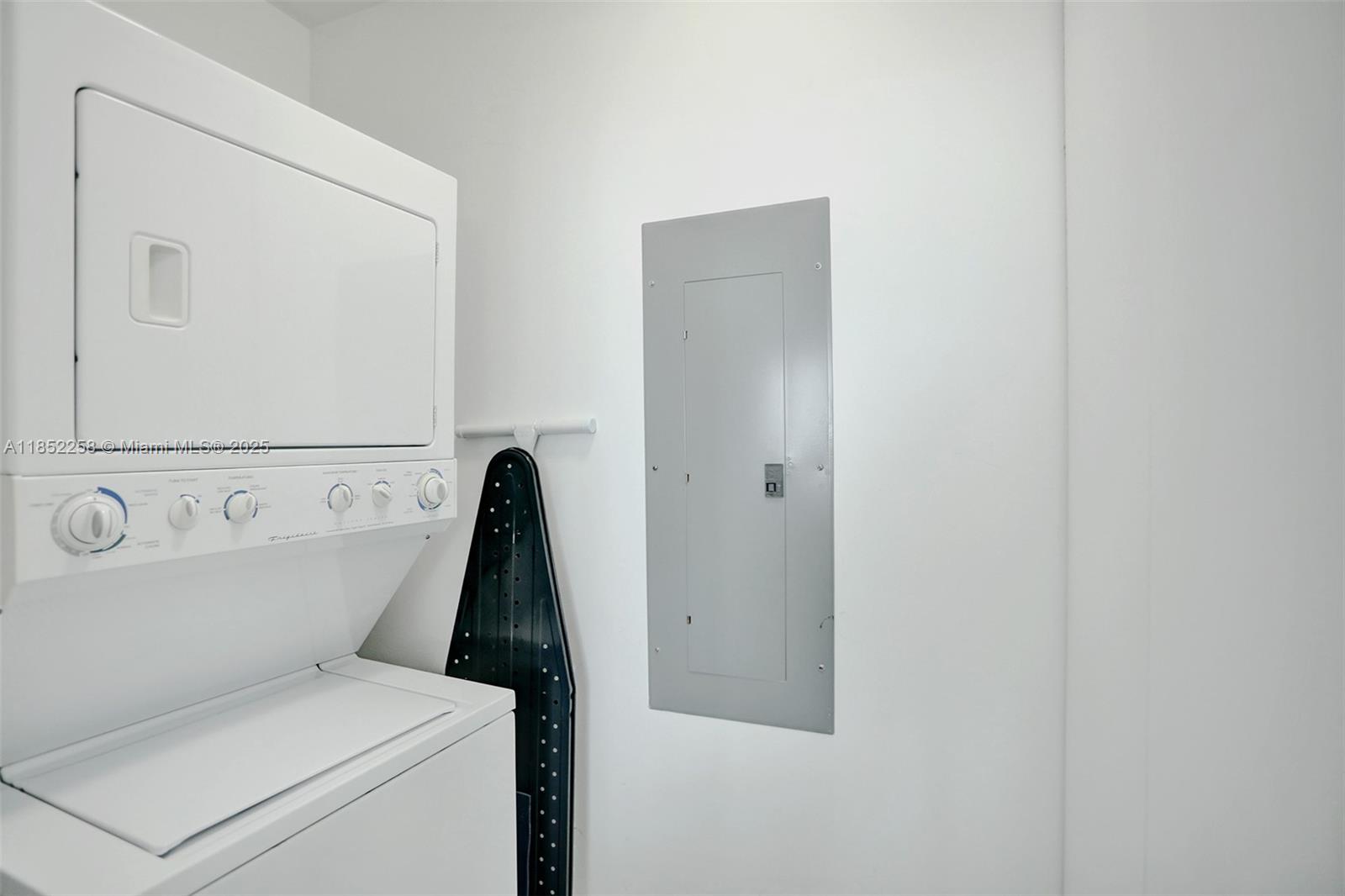 See details 5508 1 / 2 920 sq. ft. $ 2025-08-04 0 Photo