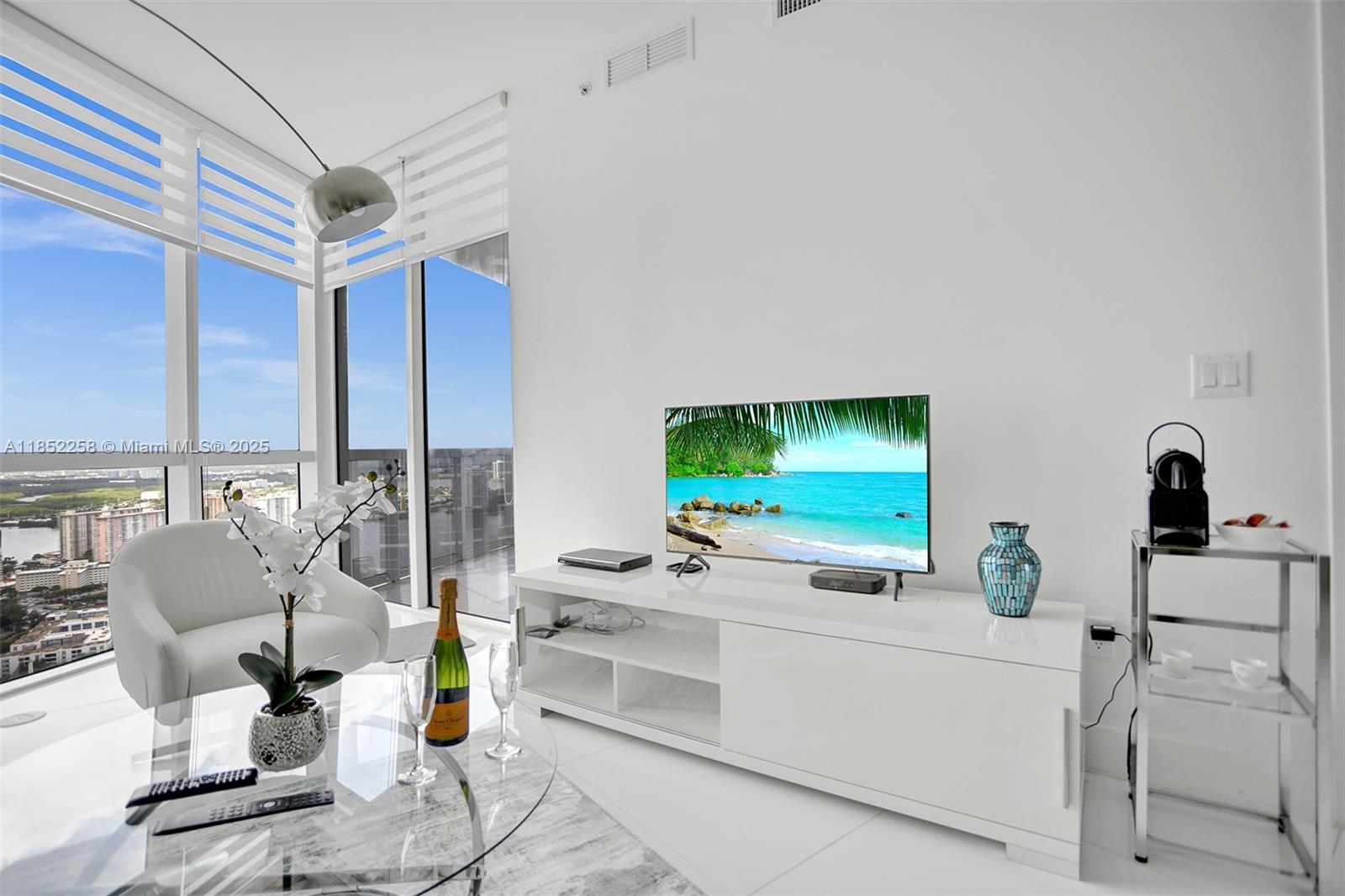 See details 5508 1 / 2 920 sq. ft. $ 2025-08-04 0 Photo