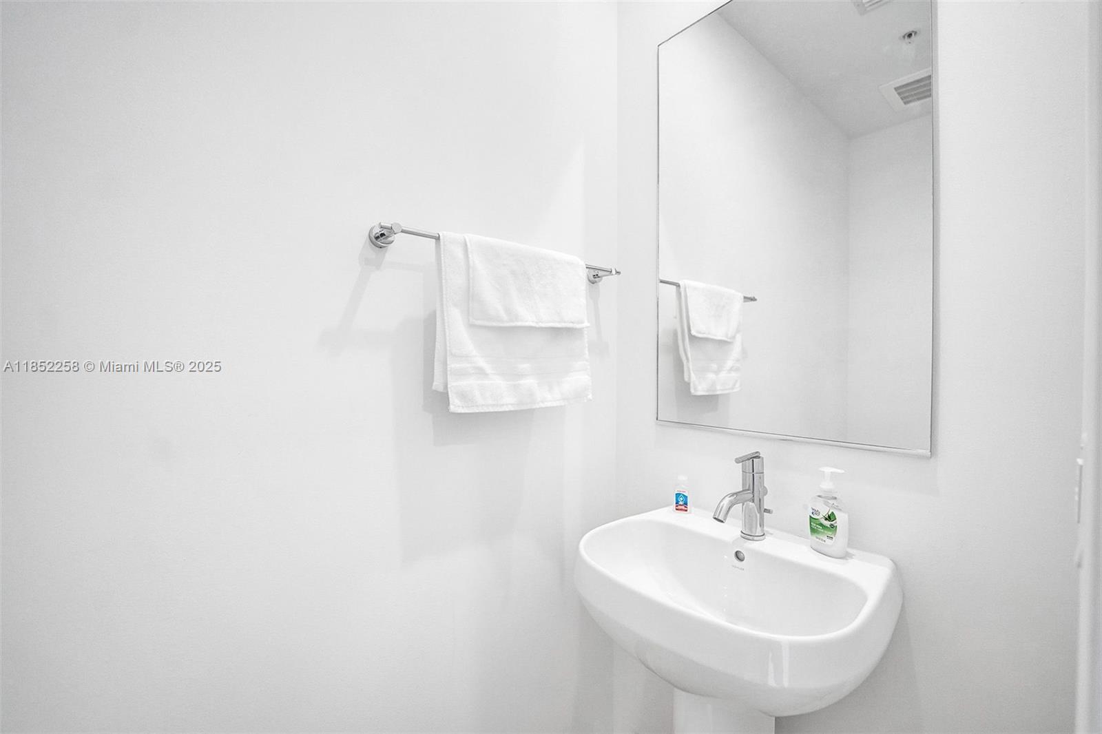 See details 5508 1 / 2 920 sq. ft. $ 2025-08-04 0 Photo