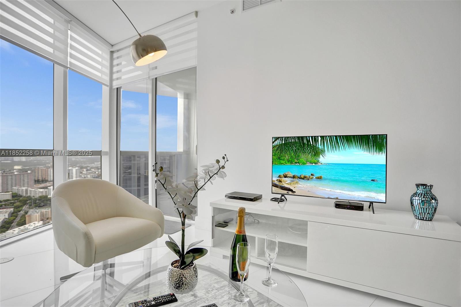 See details 5508 1 / 2 920 sq. ft. $ 2025-08-04 0 Photo