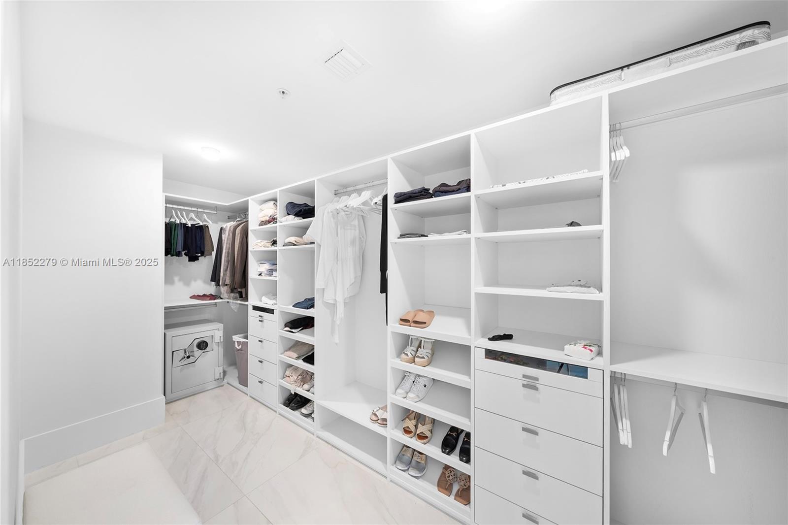 See details 5-PH01 4 / 5 3895 sq. ft. $ 2025-08-04 0 Photo