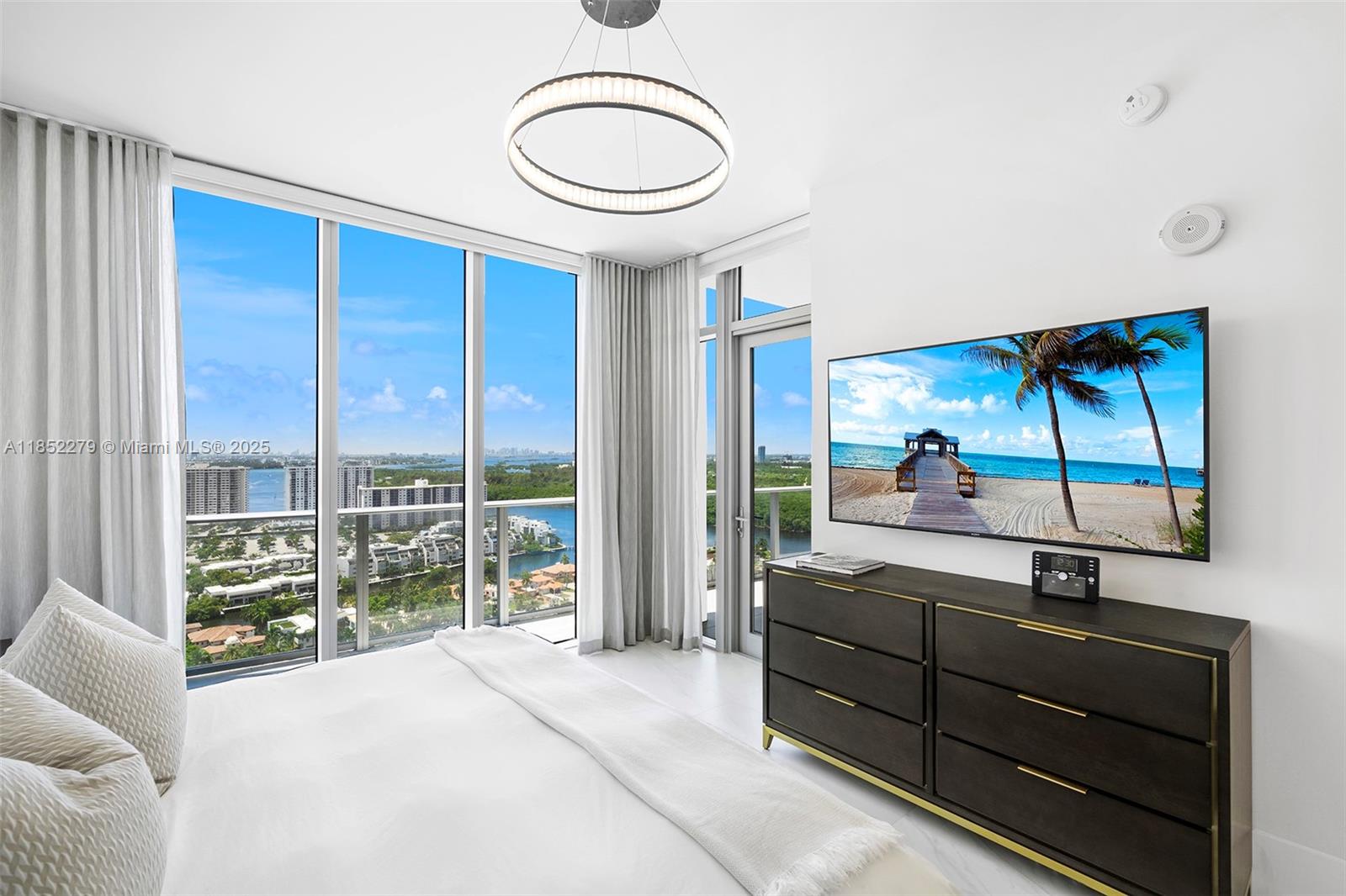 See details 5-PH01 4 / 5 3895 sq. ft. $ 2025-08-04 0 Photo