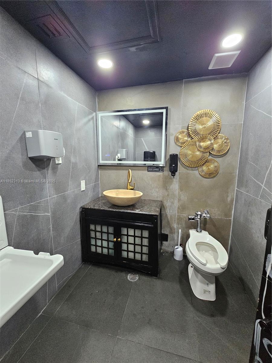 See details / sq. ft. $ 2025-09-09 0 Photo
