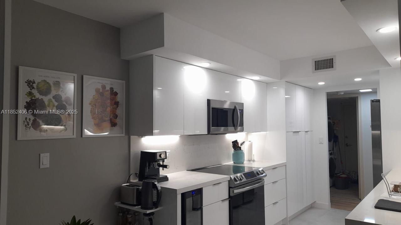 Photo of 2751 Ocean Dr  #1406-S, Hollywood, Florida, 33019 - 