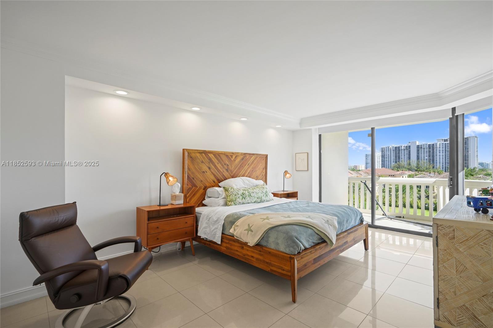 See details 504 3 / 3 1880 sq. ft. $ 2025-08-04 0 Photo