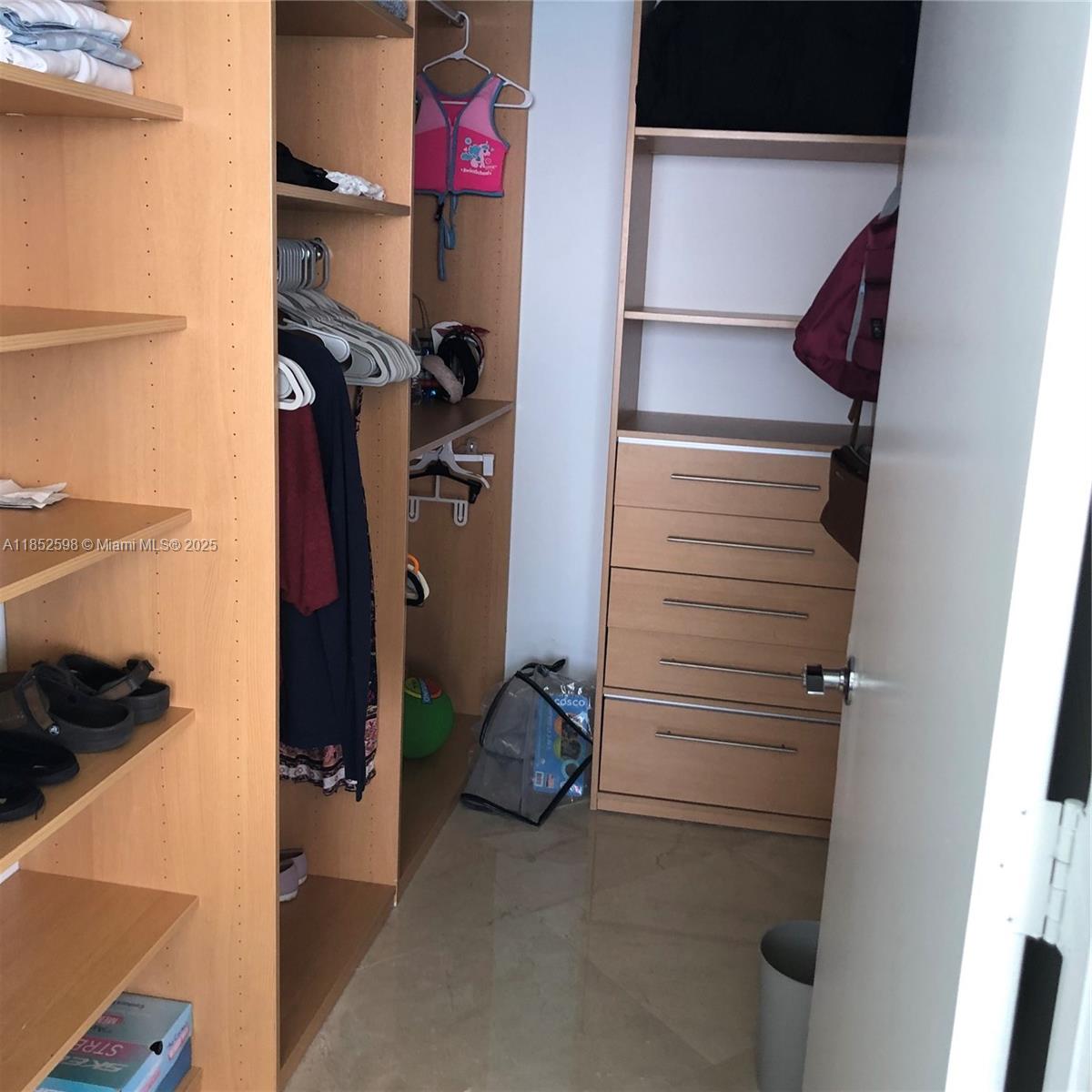 Ver detalles 4101 3 / 3 2065 sq. ft. $ 2025-08-04 0 foto