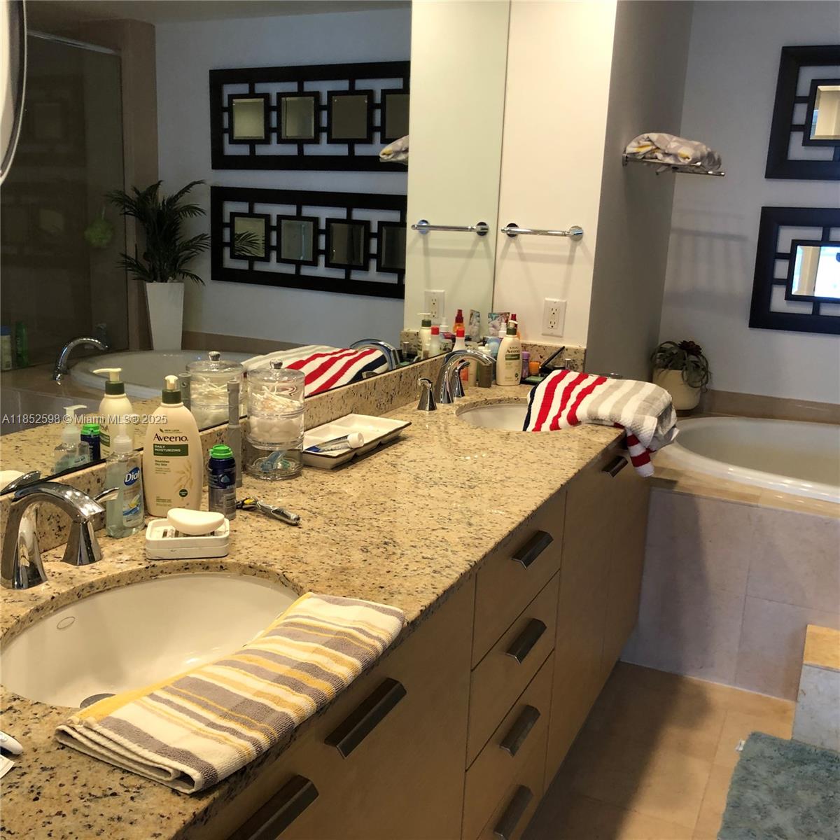 Ver detalles 4101 3 / 3 2065 sq. ft. $ 2025-08-04 0 foto