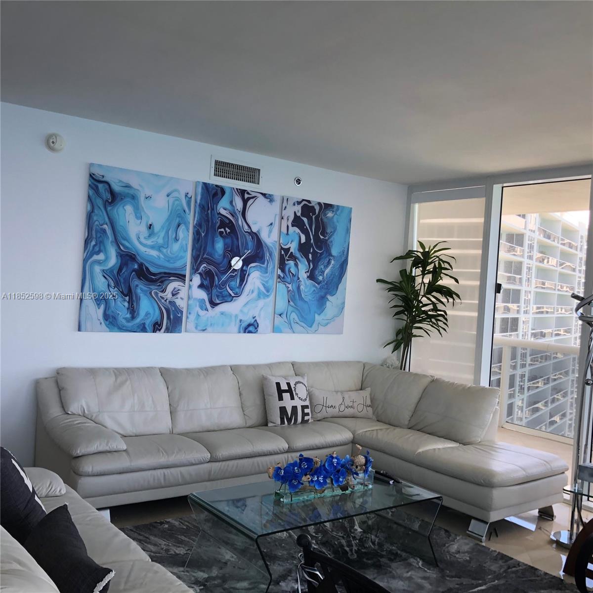 Ver detalles 4101 3 / 3 2065 sq. ft. $ 2025-08-04 0 foto
