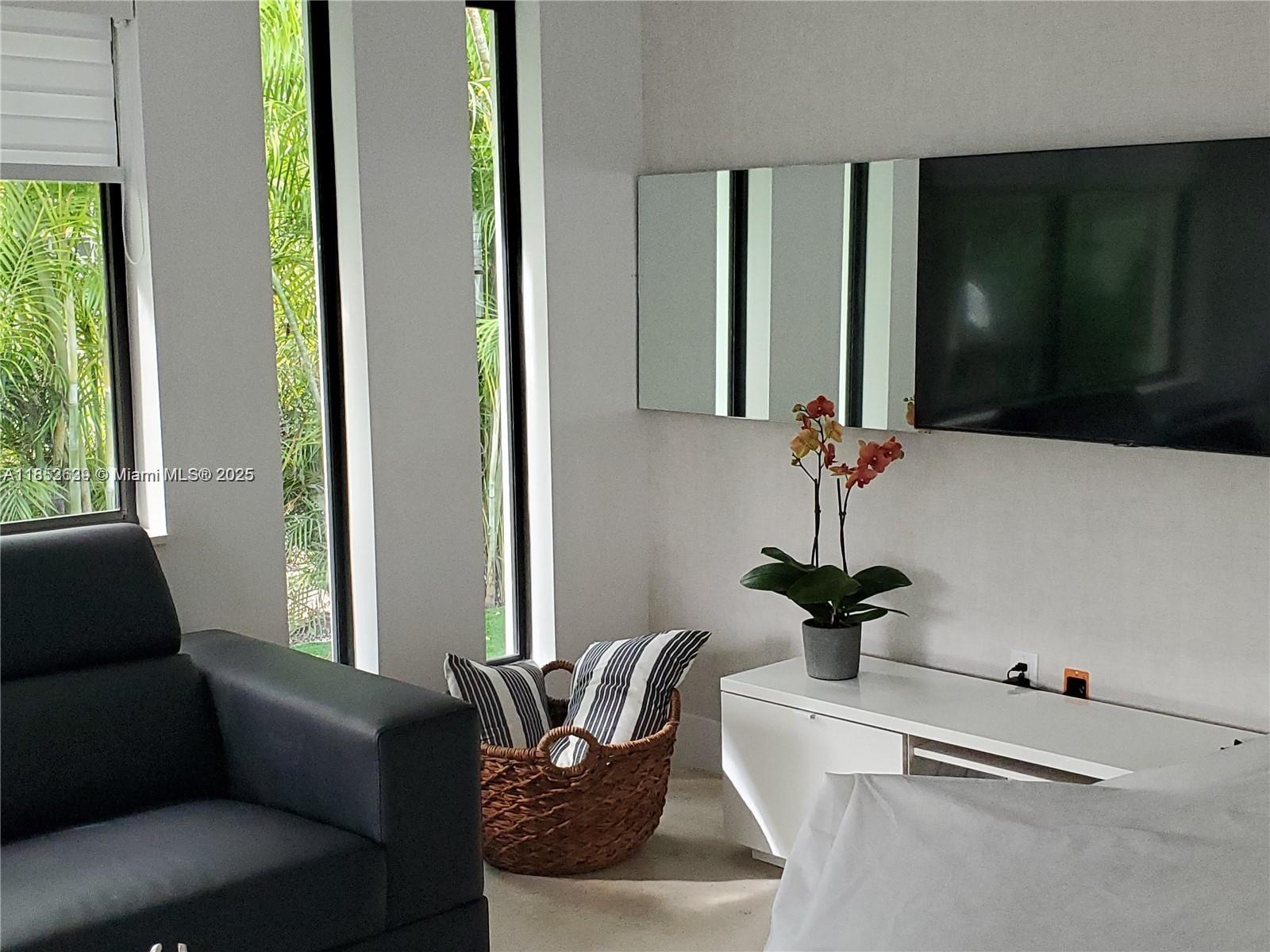 Ver detalles 77 3 / 2 1080 sq. ft. $ 2025-08-04 0 foto