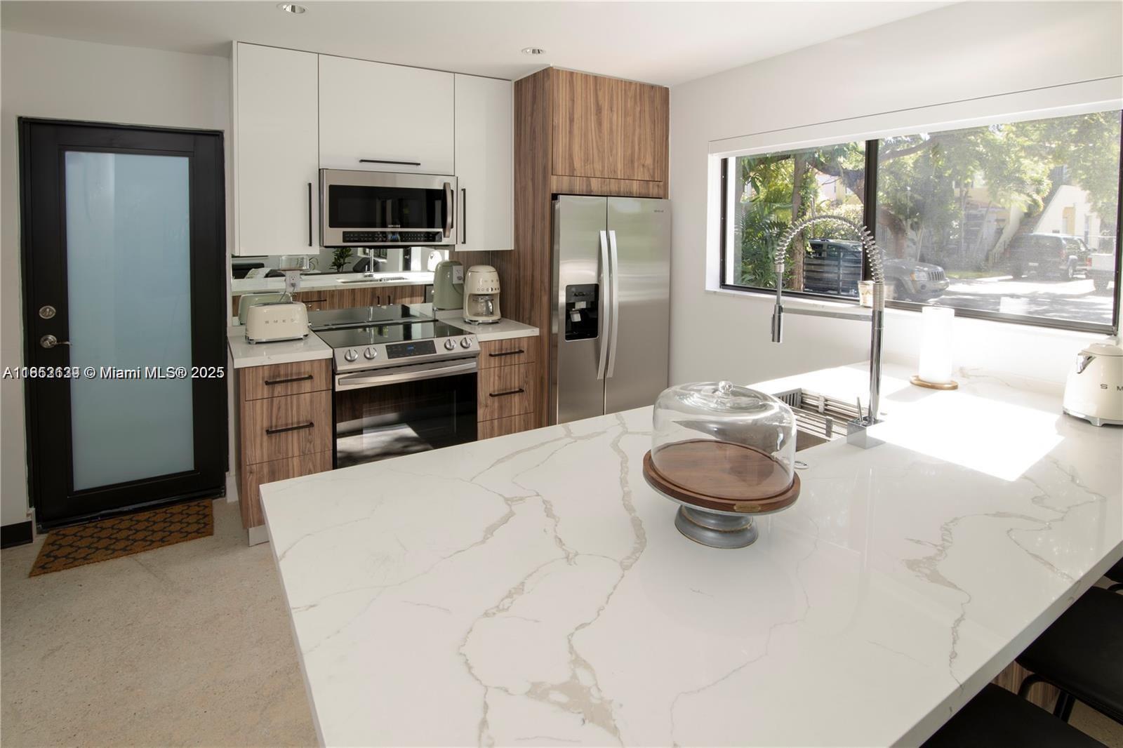 Ver detalles 77 3 / 2 1080 sq. ft. $ 2025-08-04 0 foto