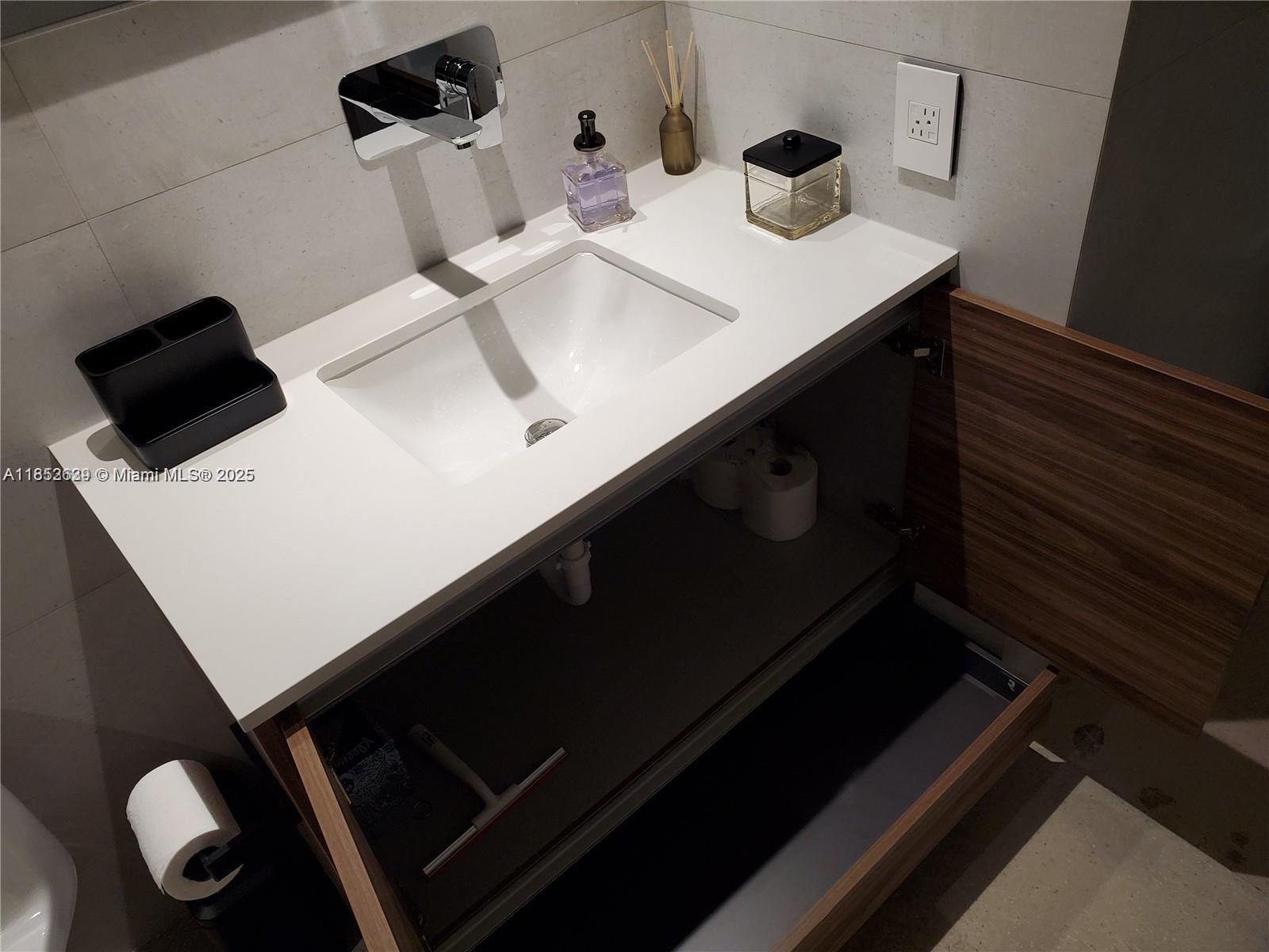 Ver detalles 77 3 / 2 1080 sq. ft. $ 2025-08-04 0 foto