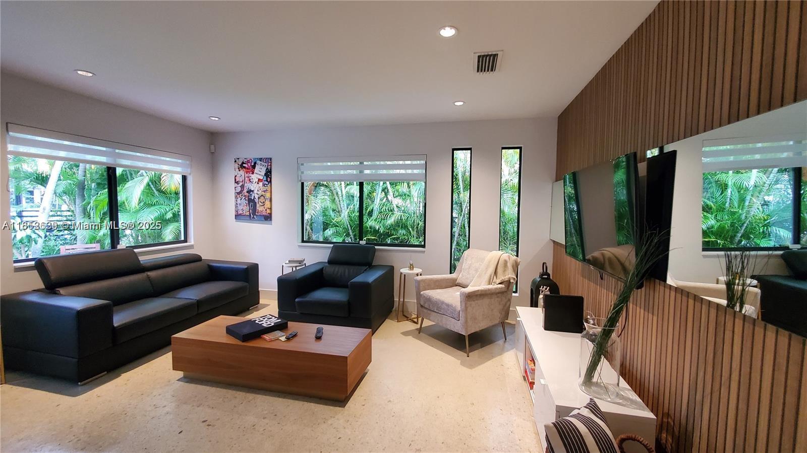 Ver detalles 77 3 / 2 1080 sq. ft. $ 2025-08-04 0 foto