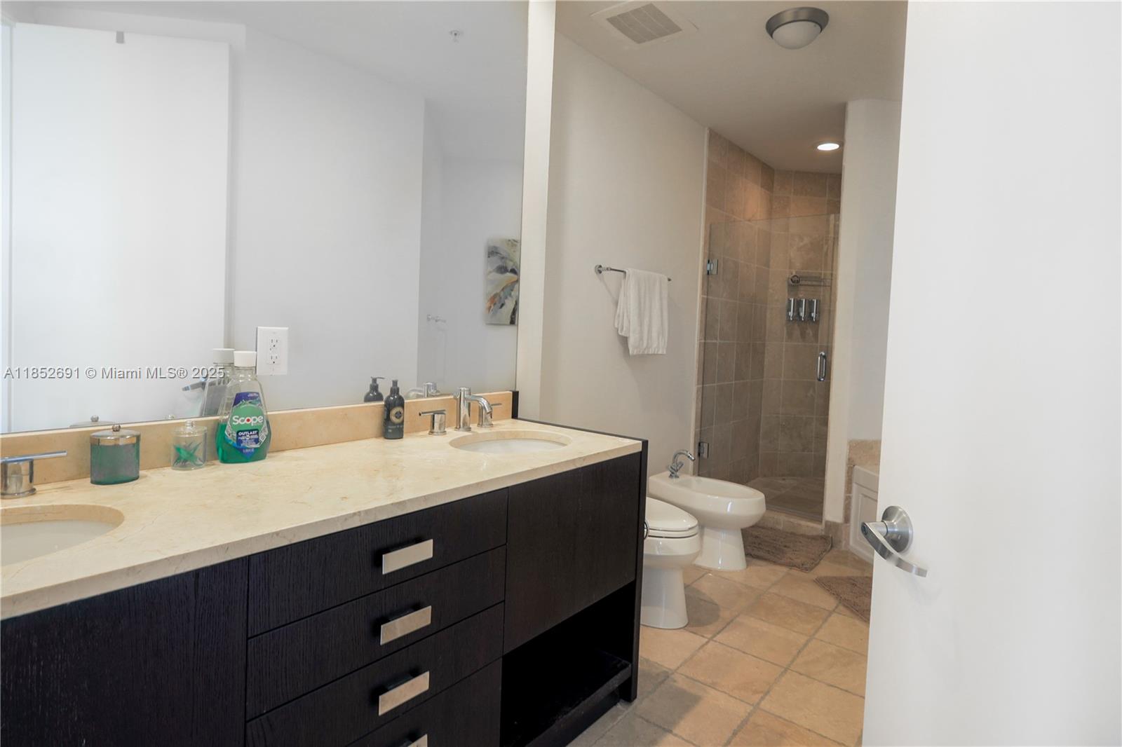 Ver detalles 3709A 2 / 2 1324 sq. ft. $ 2025-08-04 0 foto