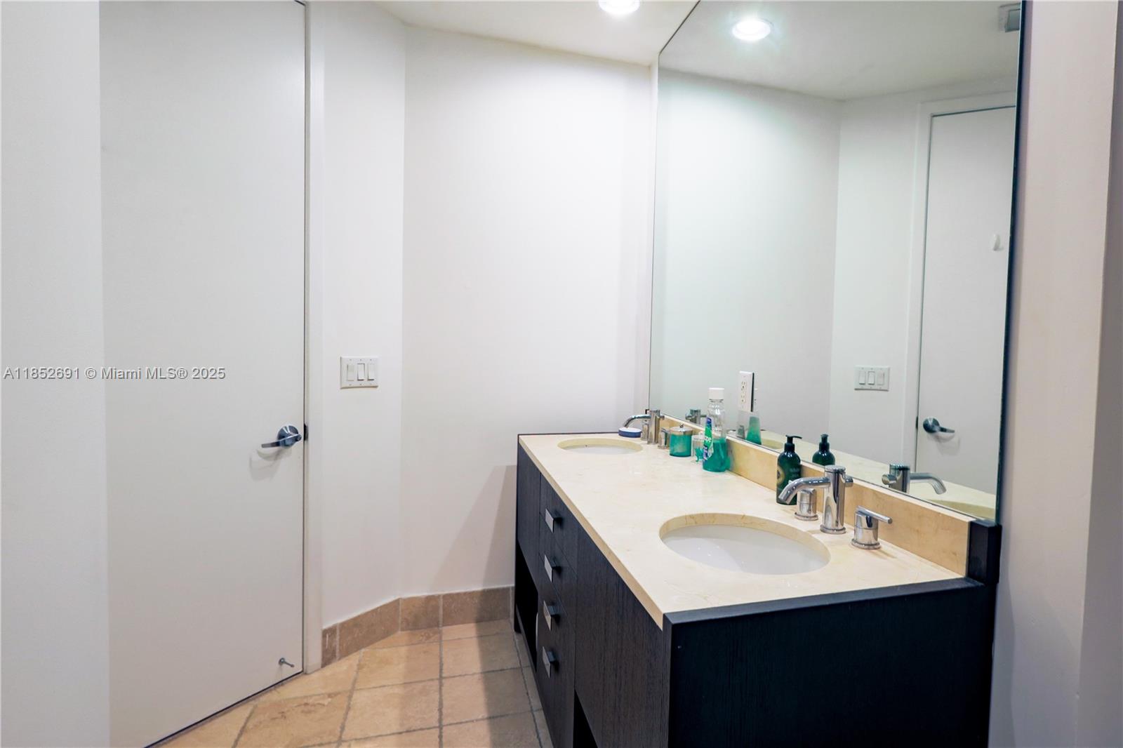 Ver detalles 3709A 2 / 2 1324 sq. ft. $ 2025-08-04 0 foto