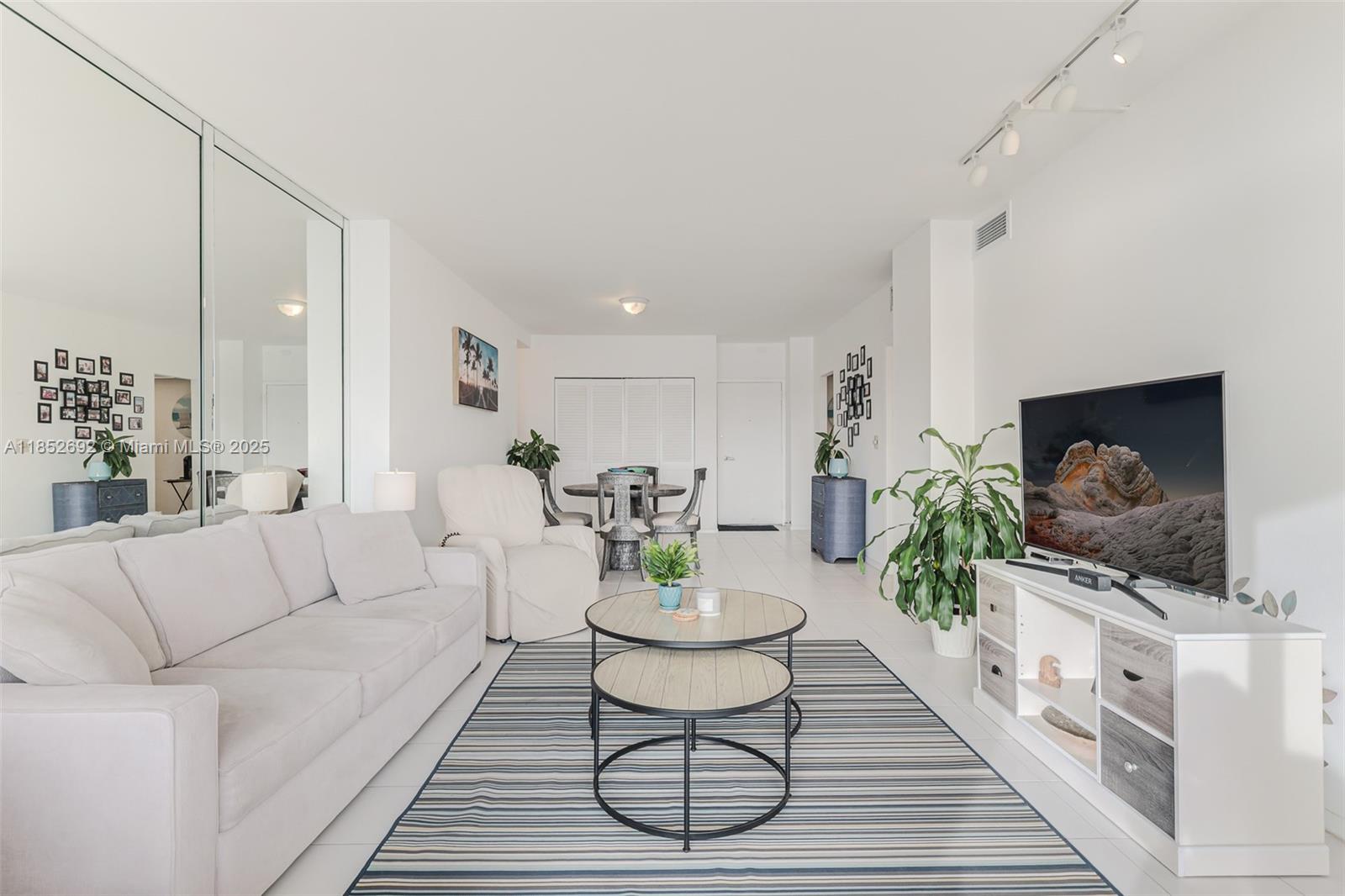 Ver detalles 812 1 / 2 762 sq. ft. $ 2025-08-04 0 foto