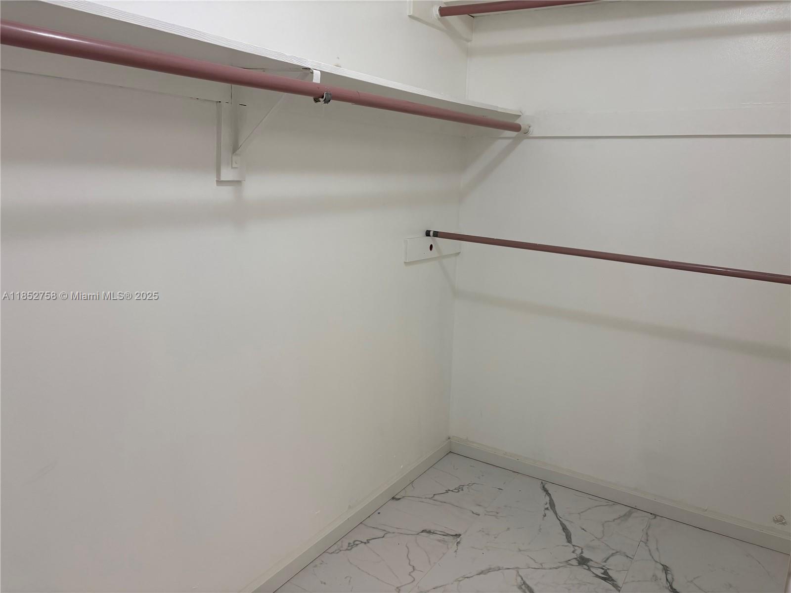 See details 307-3 1 / 1 909 sq. ft. $ 2025-08-05 0 Photo