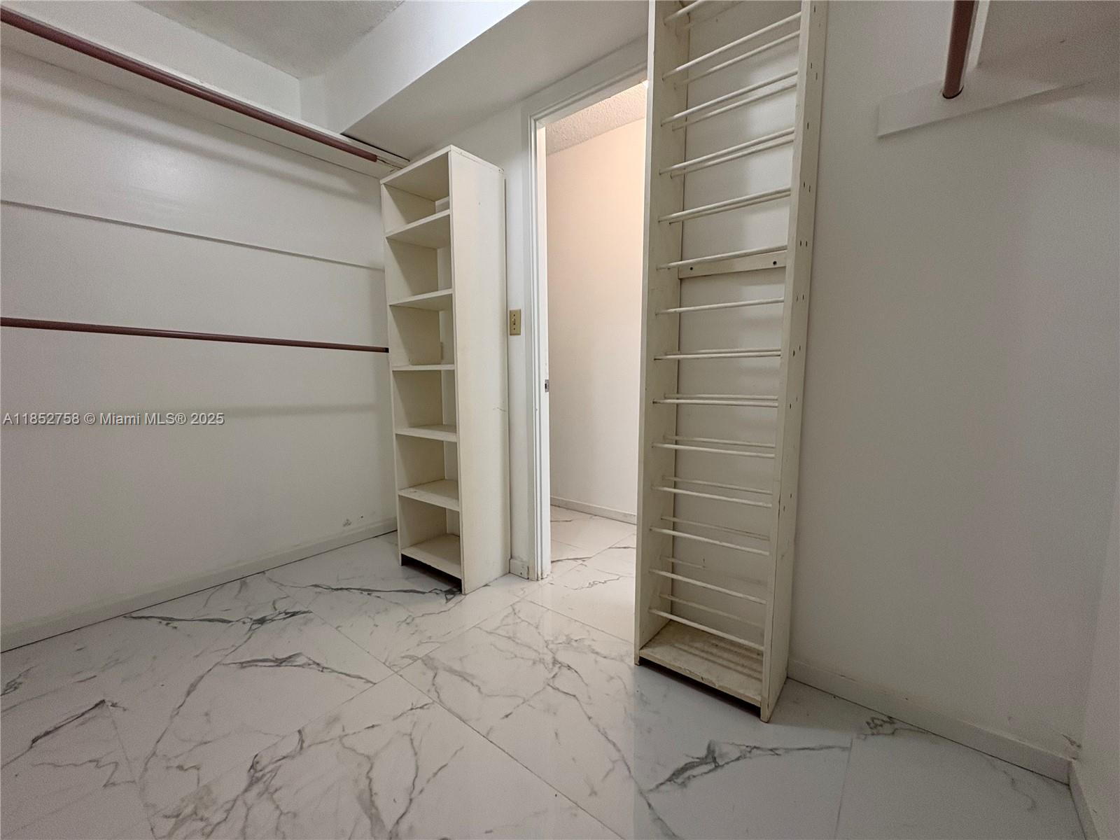 See details 307-3 1 / 1 909 sq. ft. $ 2025-08-05 0 Photo
