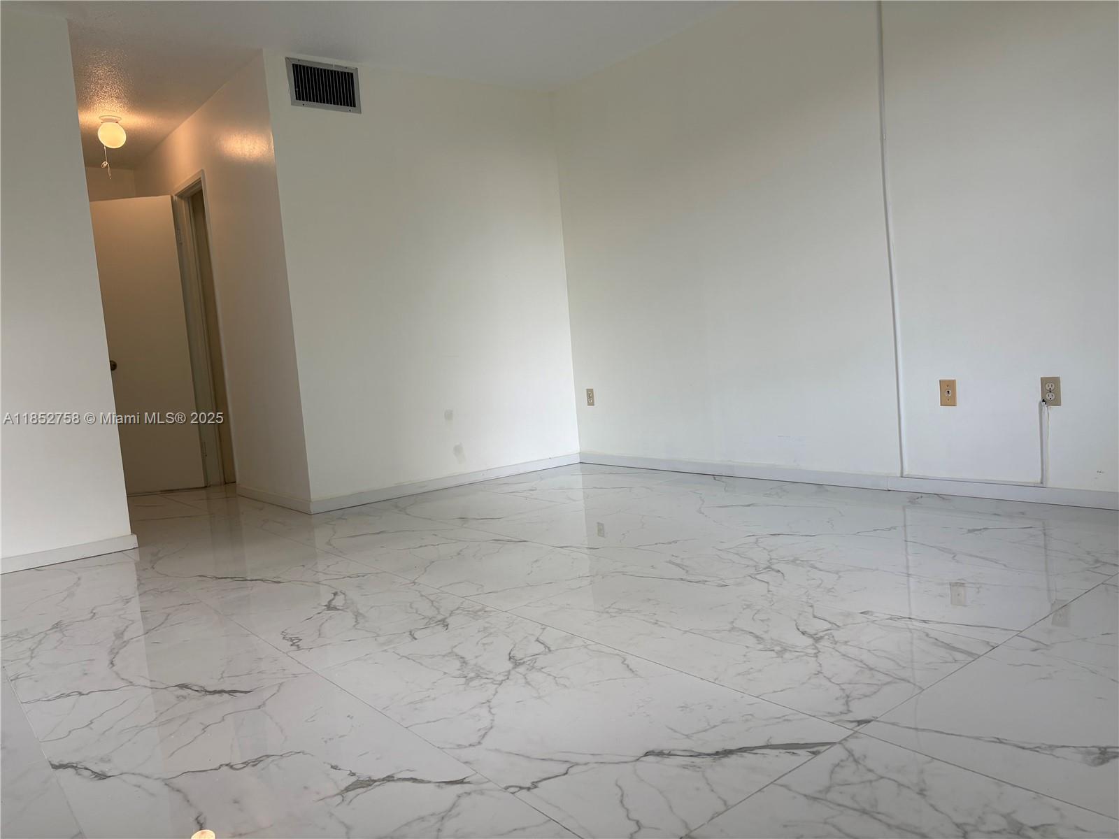 See details 307-3 1 / 1 909 sq. ft. $ 2025-08-05 0 Photo