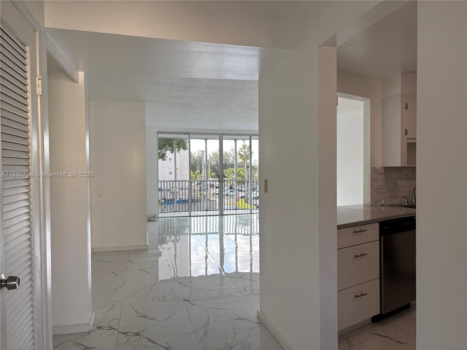 See details 307-3 1 / 1 909 sq. ft. $ 2025-08-05 0 Photo