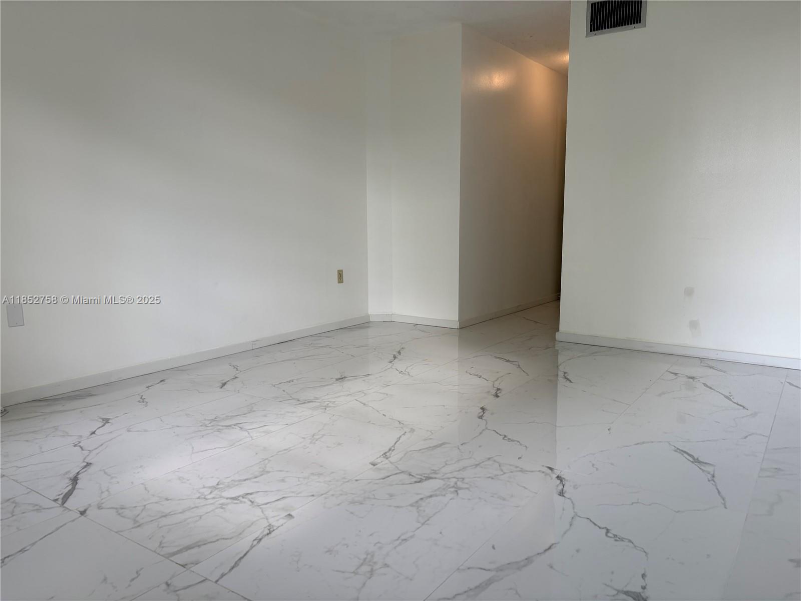 See details 307-3 1 / 1 909 sq. ft. $ 2025-08-05 0 Photo