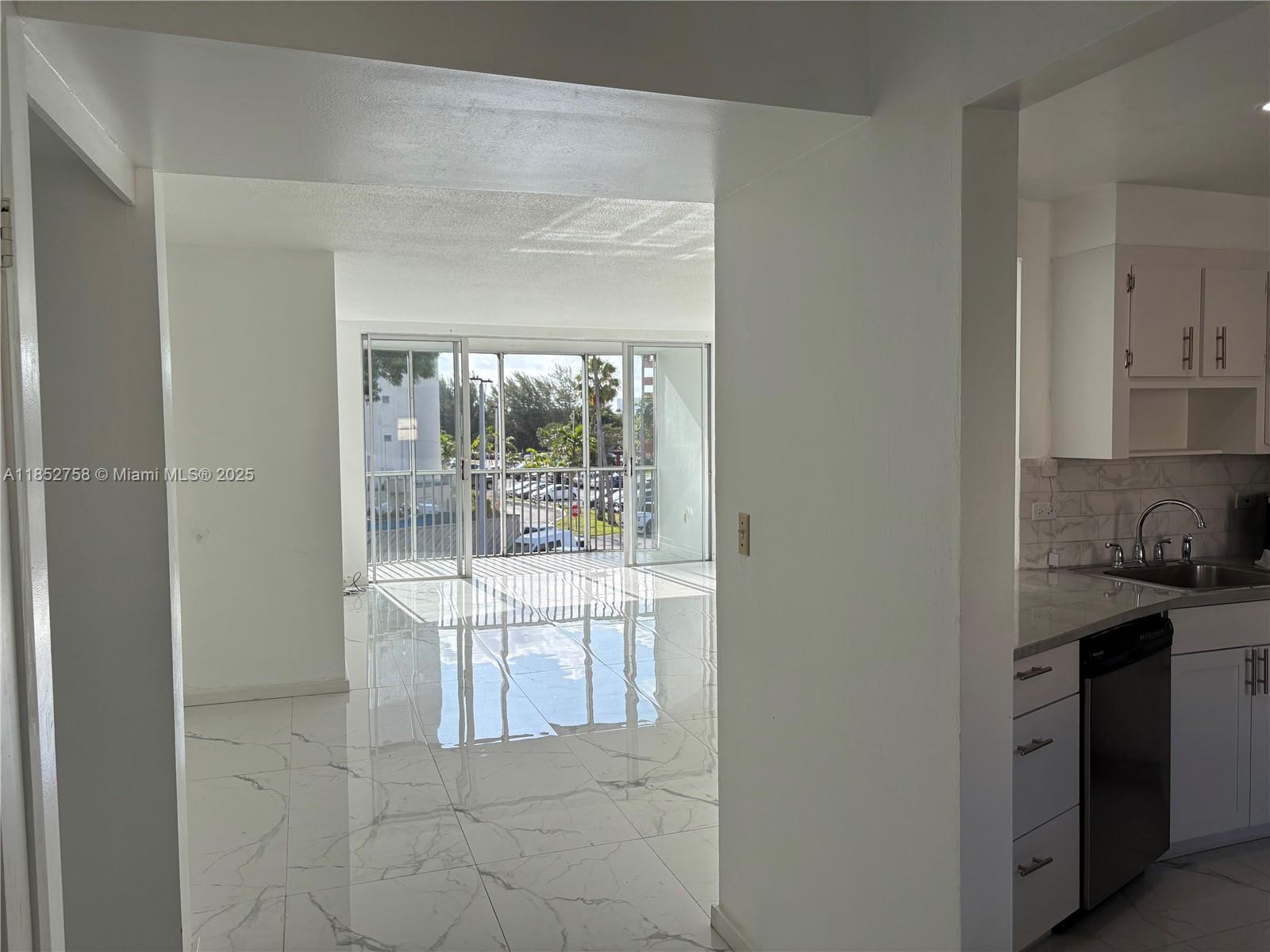See details 307-3 1 / 1 909 sq. ft. $ 2025-08-05 0 Photo