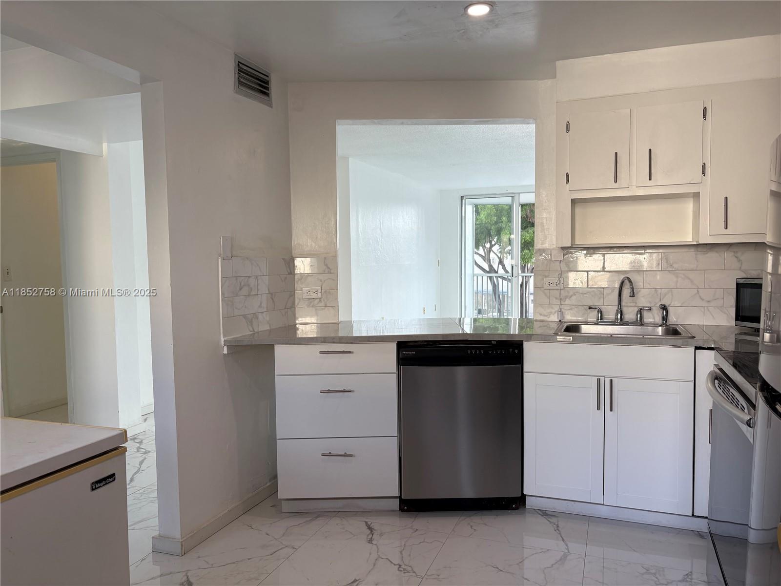 See details 307-3 1 / 1 909 sq. ft. $ 2025-08-05 0 Photo