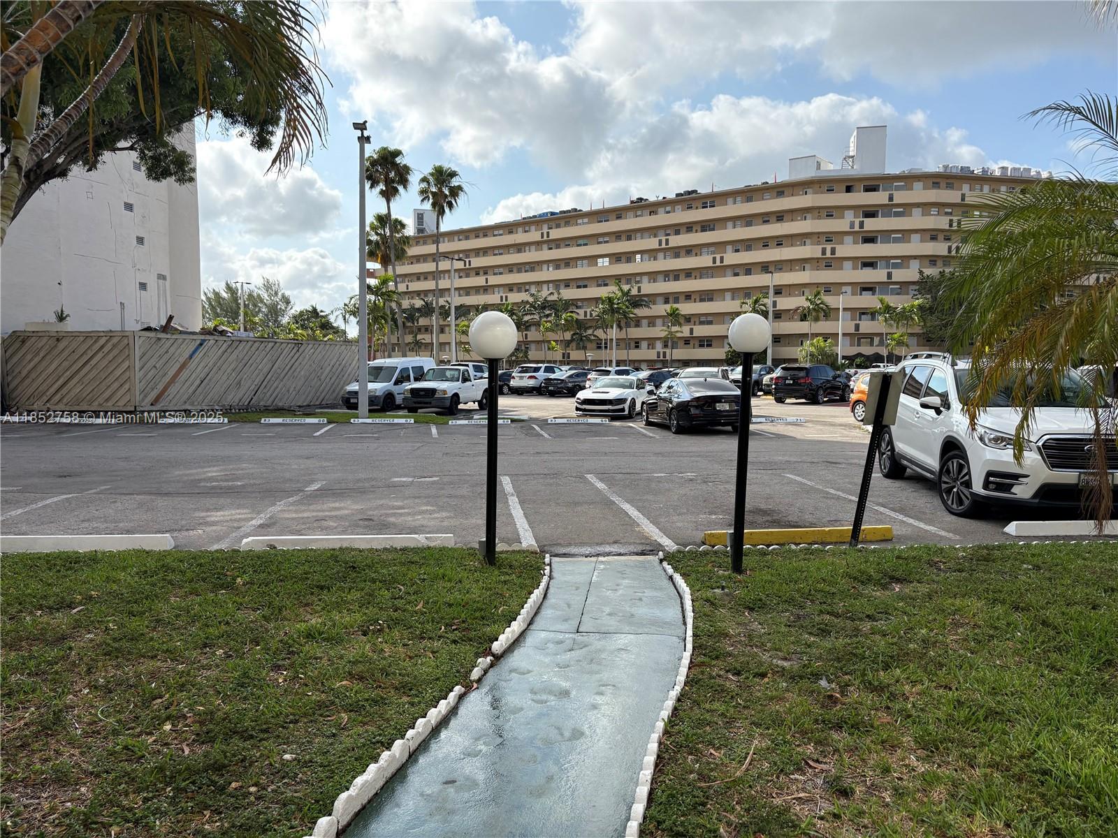 See details 307-3 1 / 1 909 sq. ft. $ 2025-08-05 0 Photo