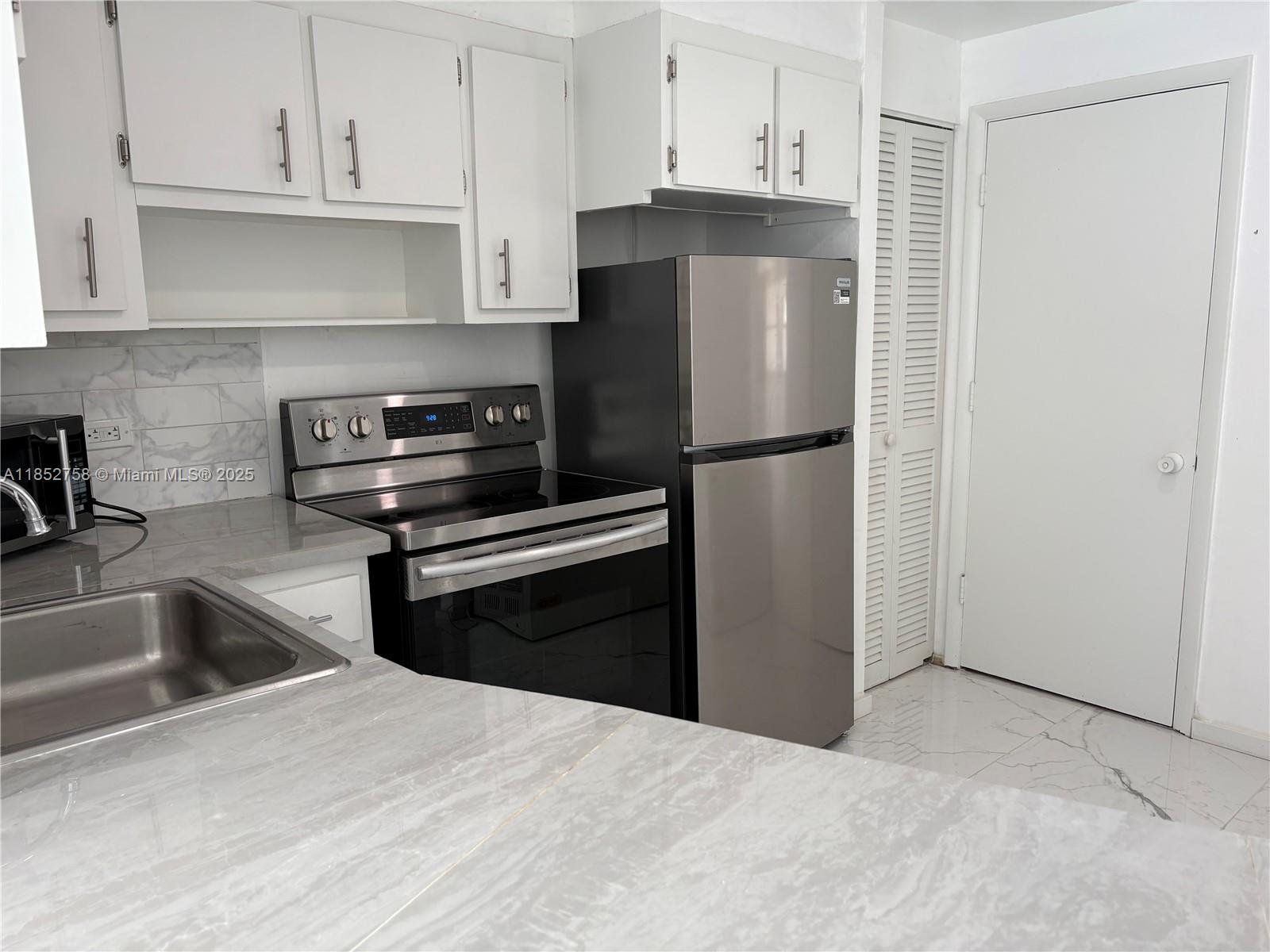 See details 307-3 1 / 1 909 sq. ft. $ 2025-08-05 0 Photo