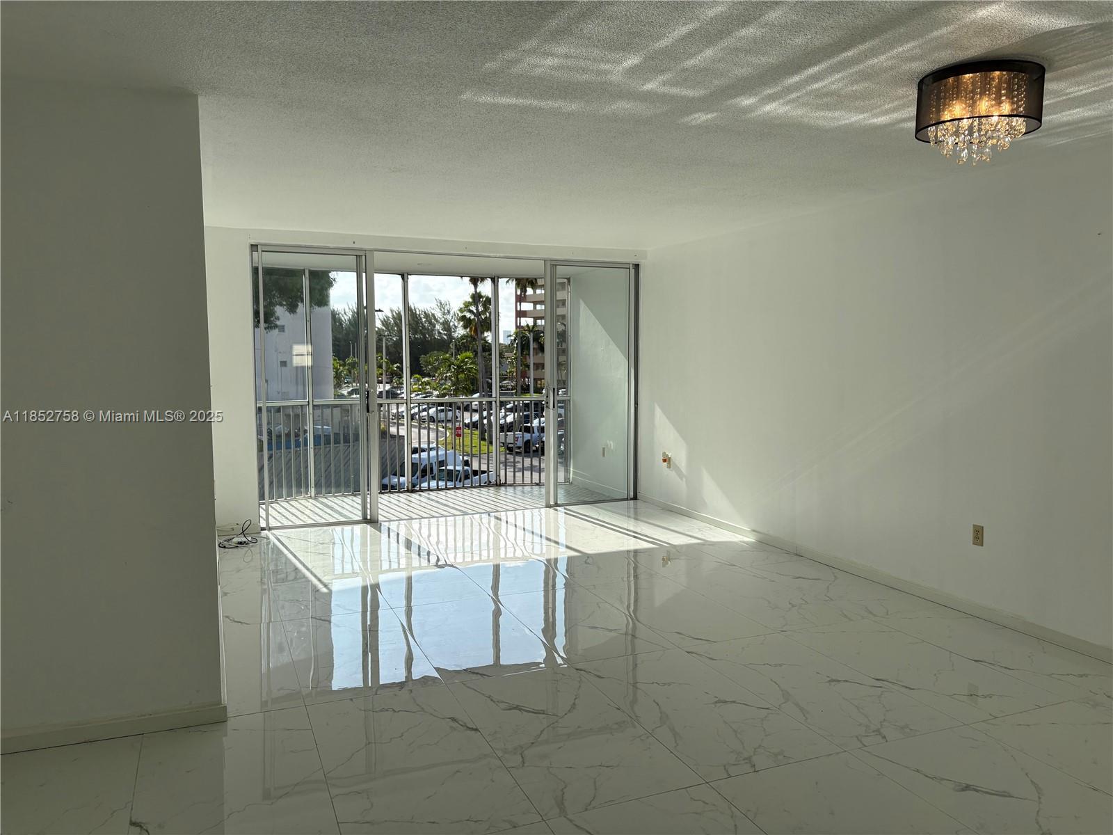 See details 307-3 1 / 1 909 sq. ft. $ 2025-08-05 0 Photo