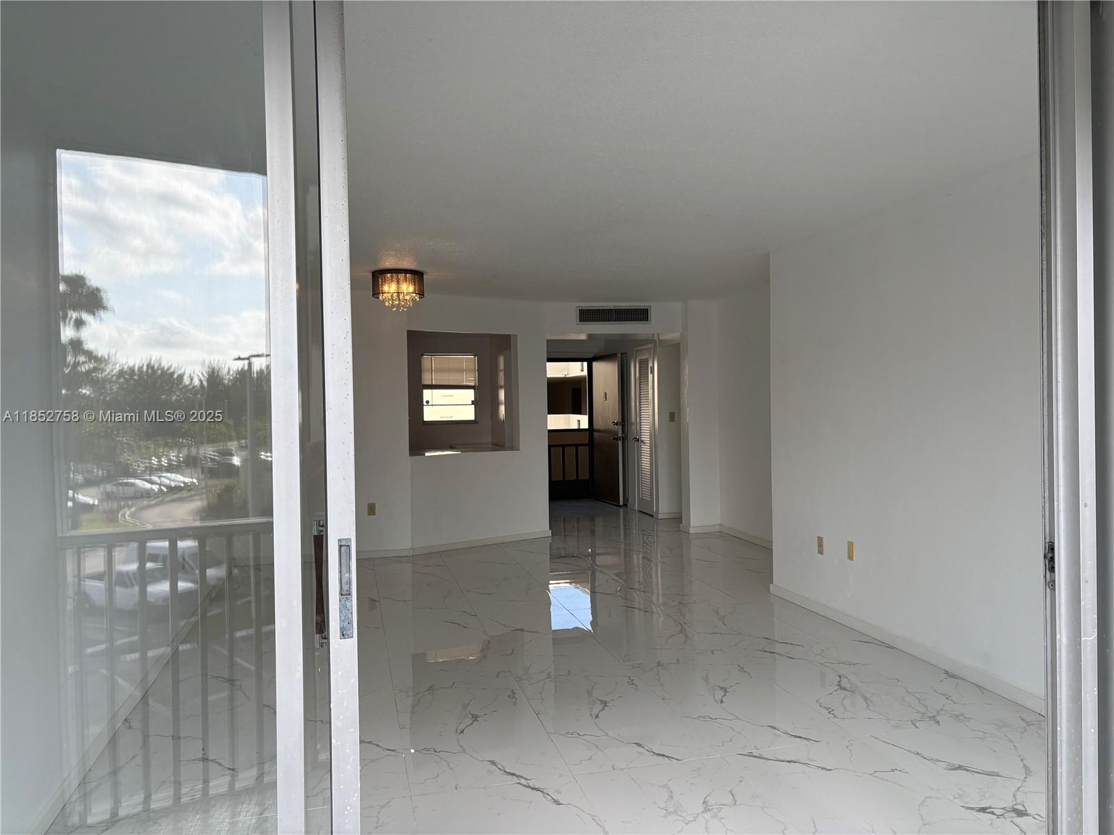 See details 307-3 1 / 1 909 sq. ft. $ 2025-08-05 0 Photo