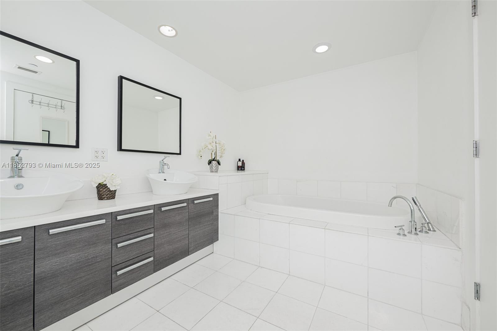 Photo of 2950 188th St  #139, Aventura, Florida, 33180 - Jacuzzy