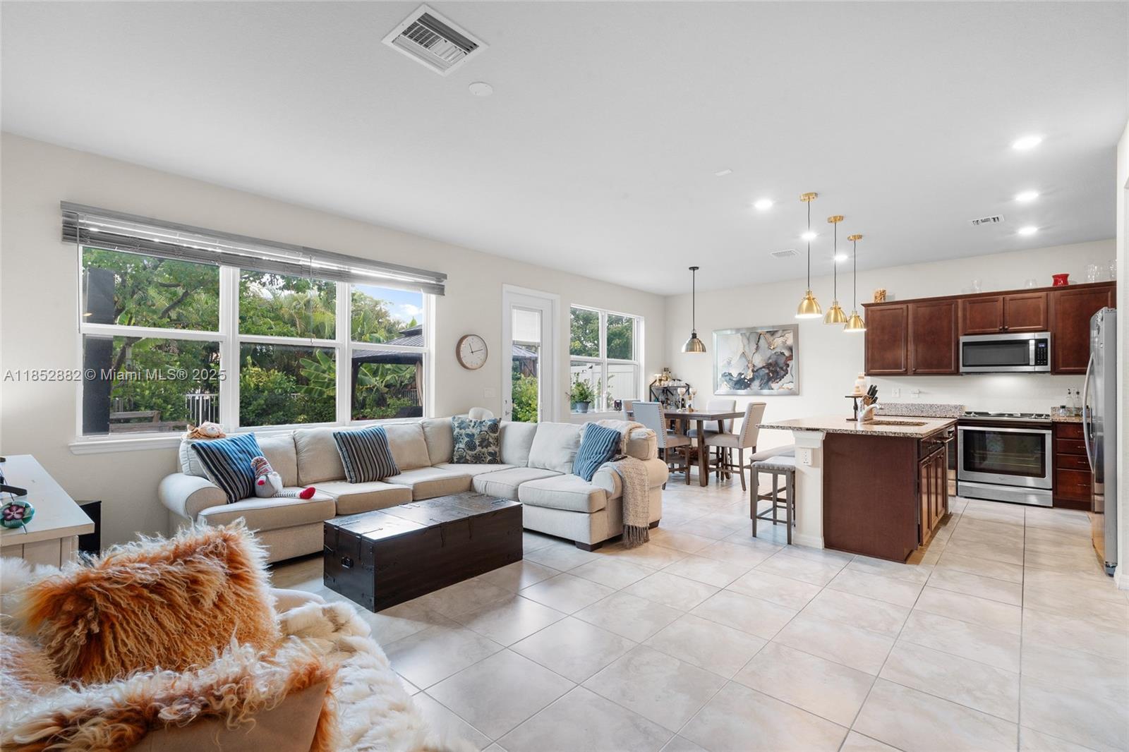 Ver detalles 4248 3 / 3 1776 sq. ft. $ 2025-08-05 0 foto