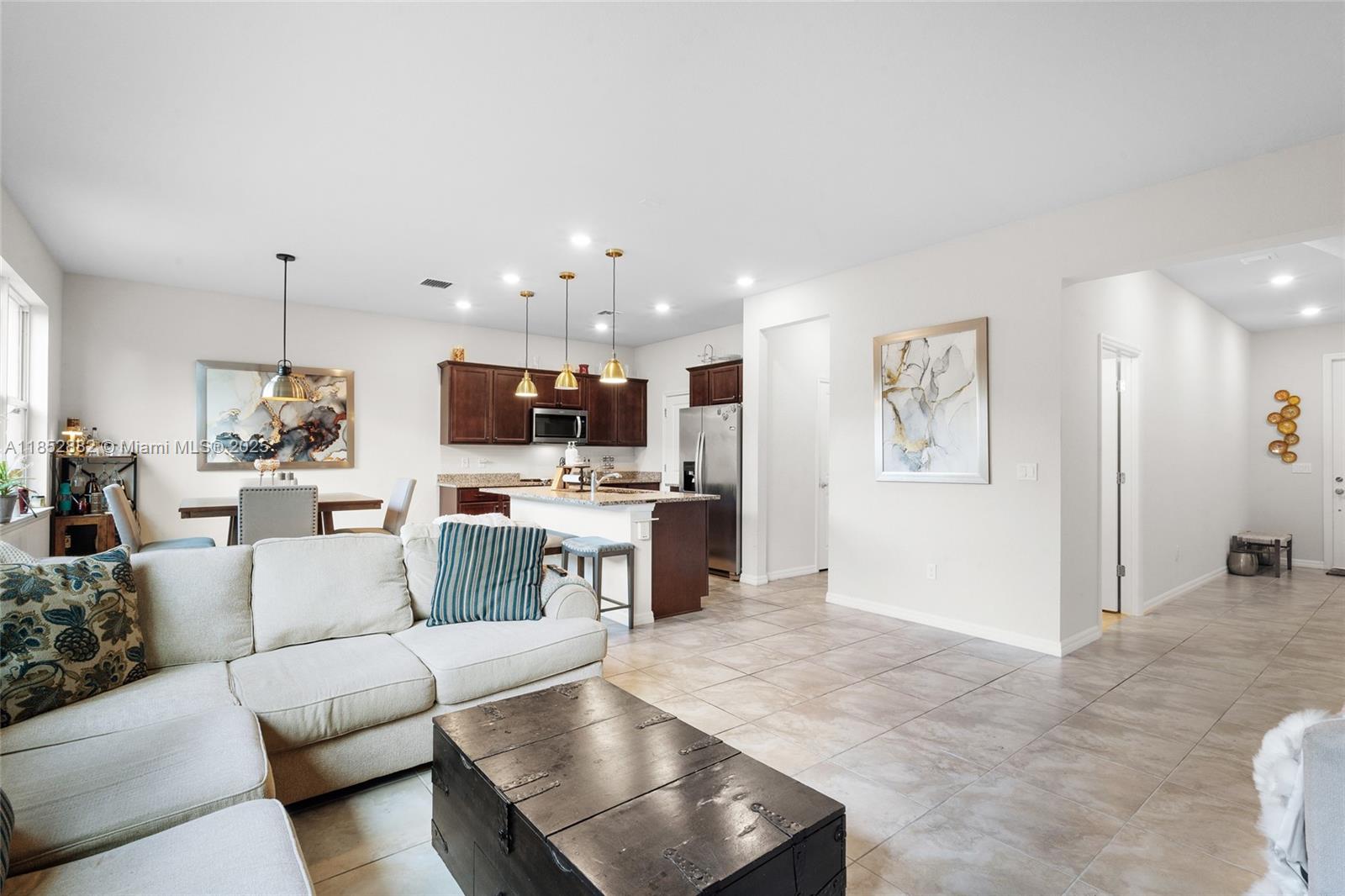 Ver detalles 4248 3 / 3 1776 sq. ft. $ 2025-08-05 0 foto