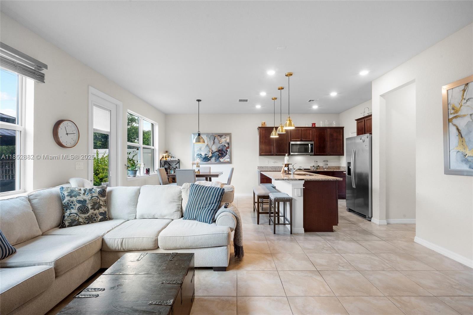 Ver detalles 4248 3 / 3 1776 sq. ft. $ 2025-08-05 0 foto