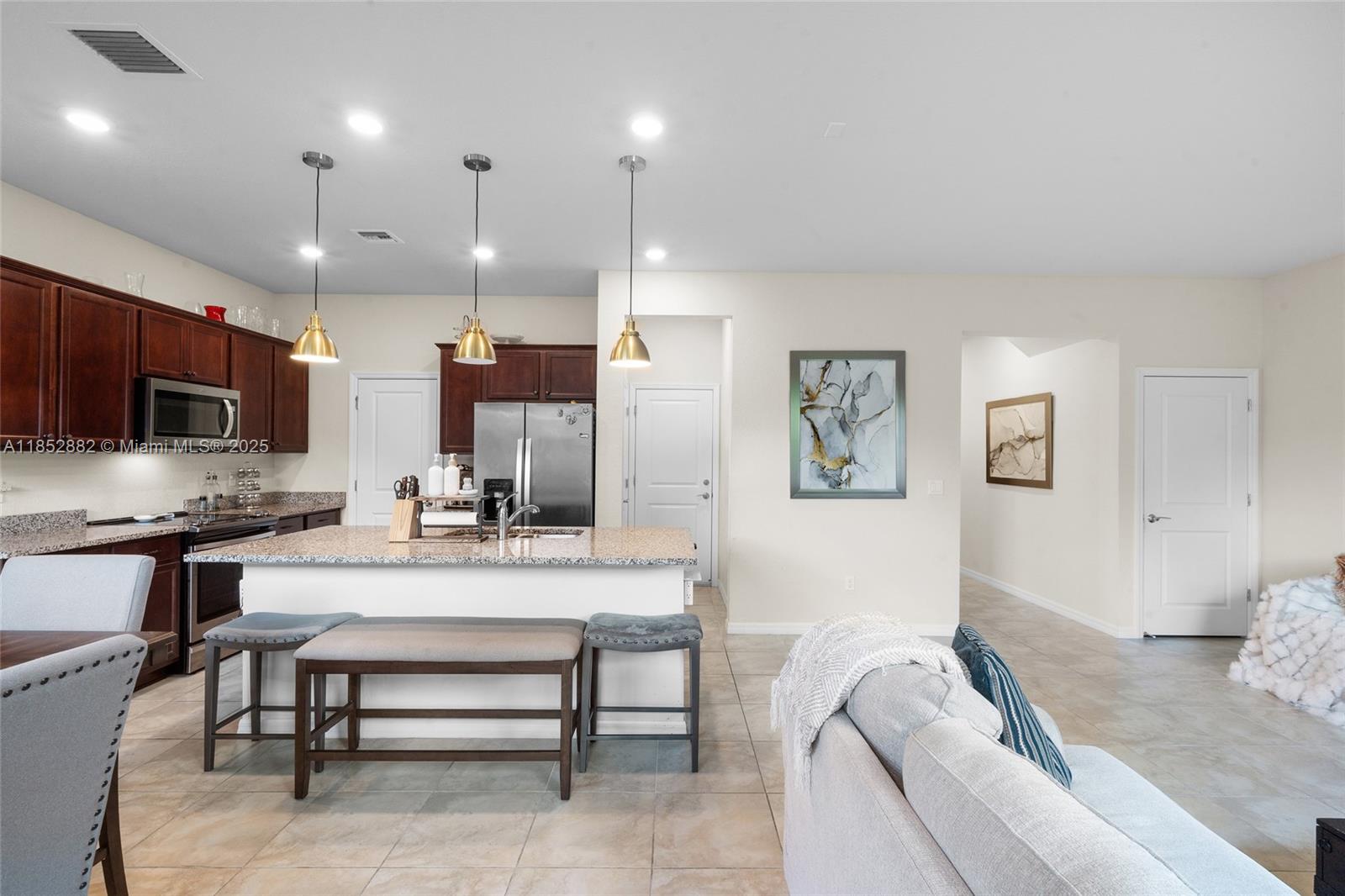 Ver detalles 4248 3 / 3 1776 sq. ft. $ 2025-08-05 0 foto
