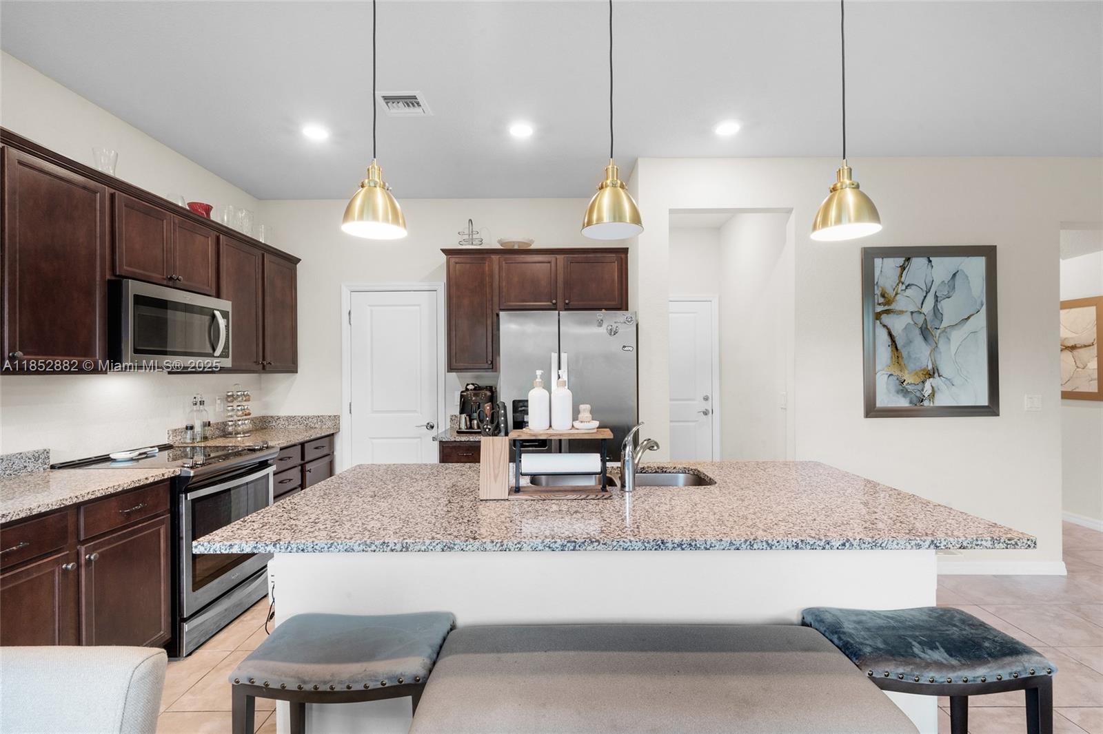 Ver detalles 4248 3 / 3 1776 sq. ft. $ 2025-08-05 0 foto