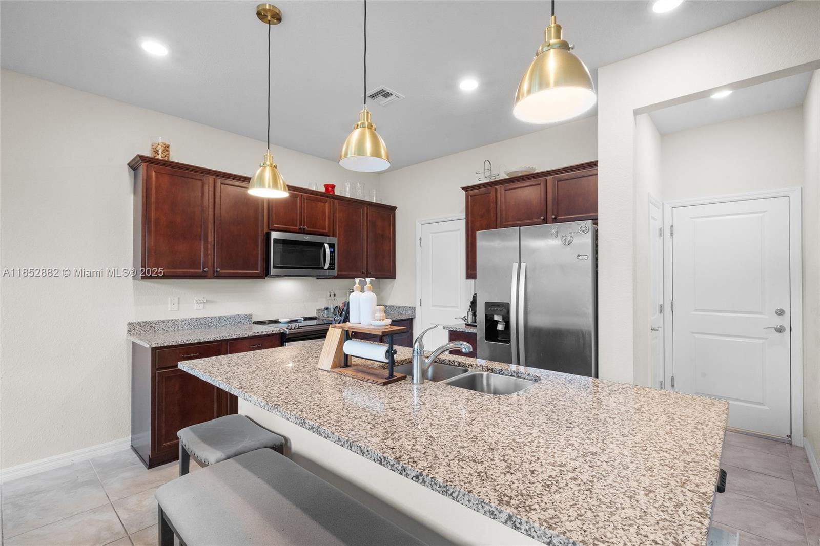 Ver detalles 4248 3 / 3 1776 sq. ft. $ 2025-08-05 0 foto