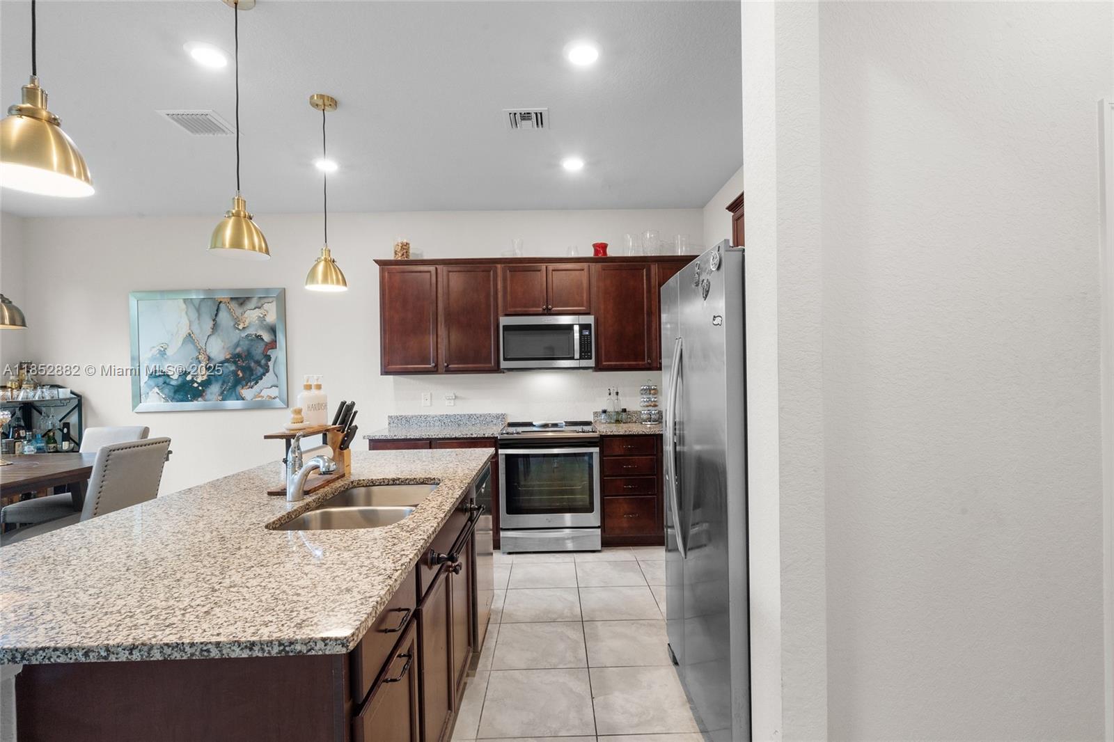 Ver detalles 4248 3 / 3 1776 sq. ft. $ 2025-08-05 0 foto
