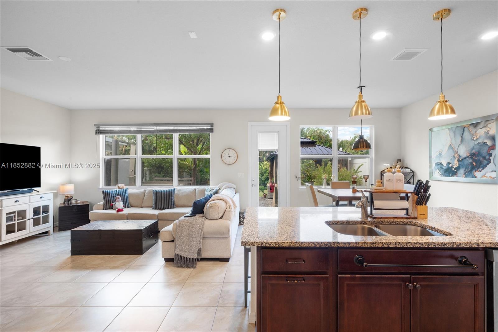 Ver detalles 4248 3 / 3 1776 sq. ft. $ 2025-08-05 0 foto