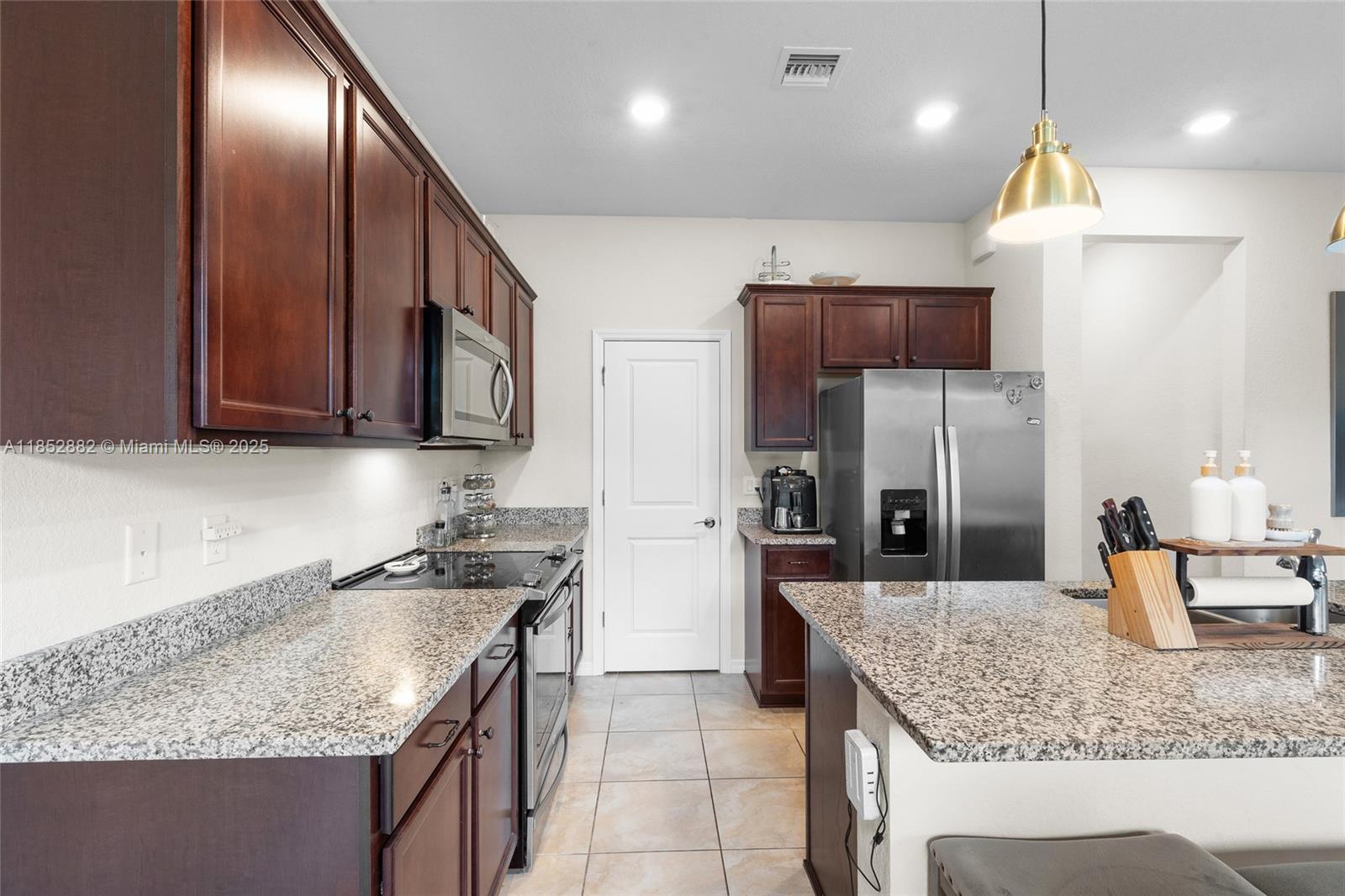Ver detalles 4248 3 / 3 1776 sq. ft. $ 2025-08-05 0 foto