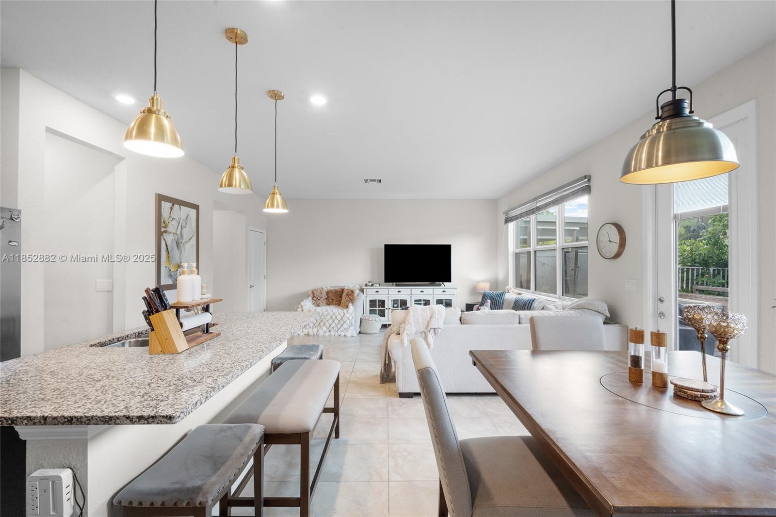 Ver detalles 4248 3 / 3 1776 sq. ft. $ 2025-08-05 0 foto