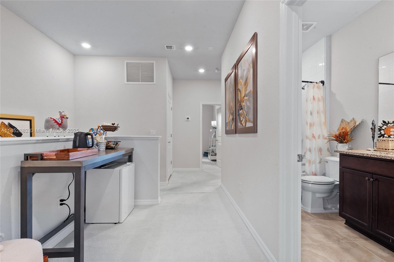 Ver detalles 4248 3 / 3 1776 sq. ft. $ 2025-08-05 0 foto