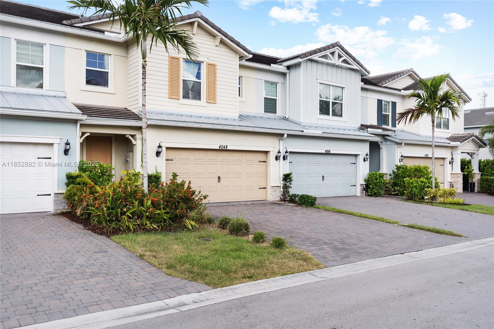 Ver detalles 4248 3 / 3 1776 sq. ft. $ 2025-08-05 0 foto
