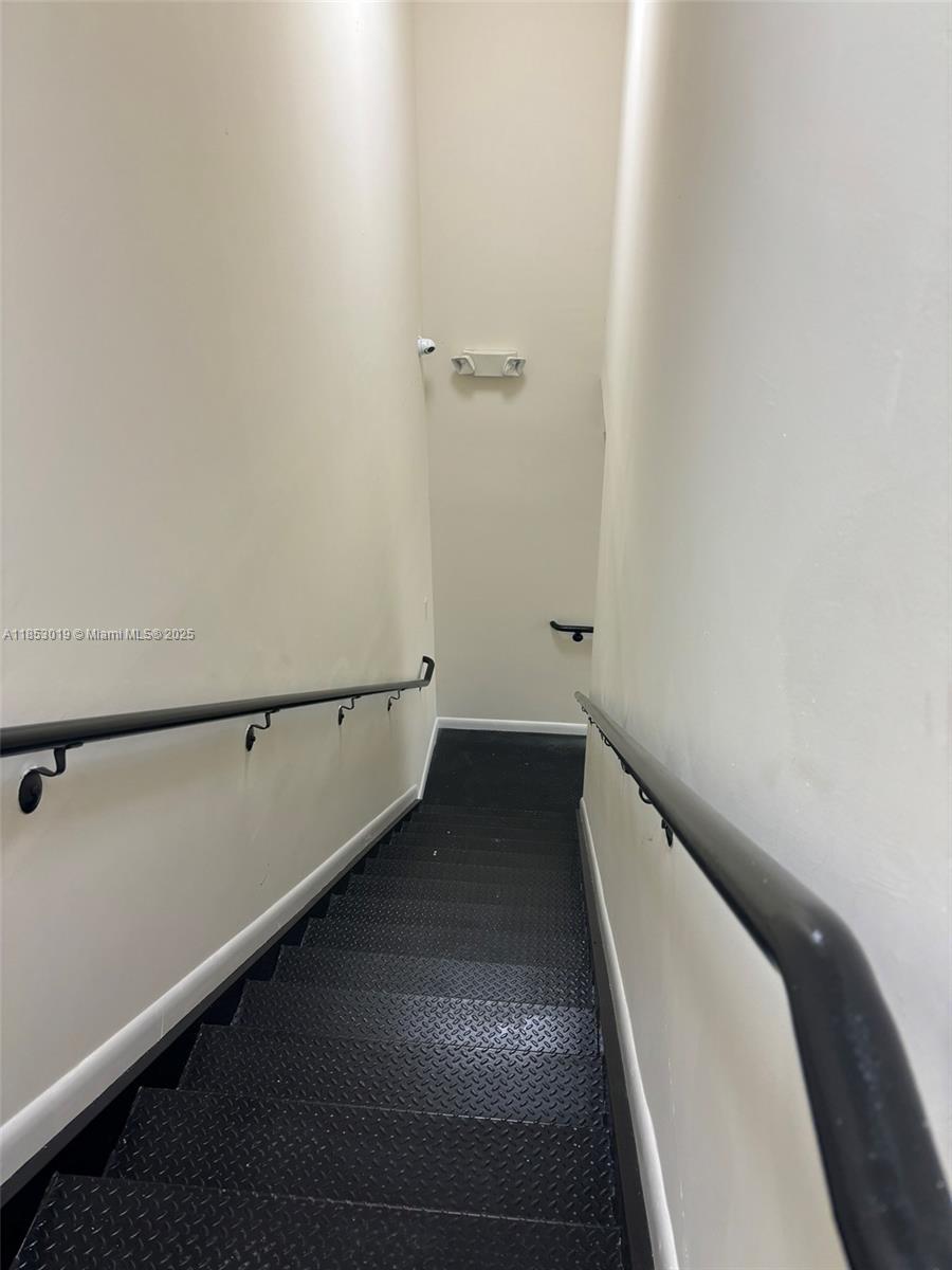   /   кв.футов $ 2025-08-05 0 Фото